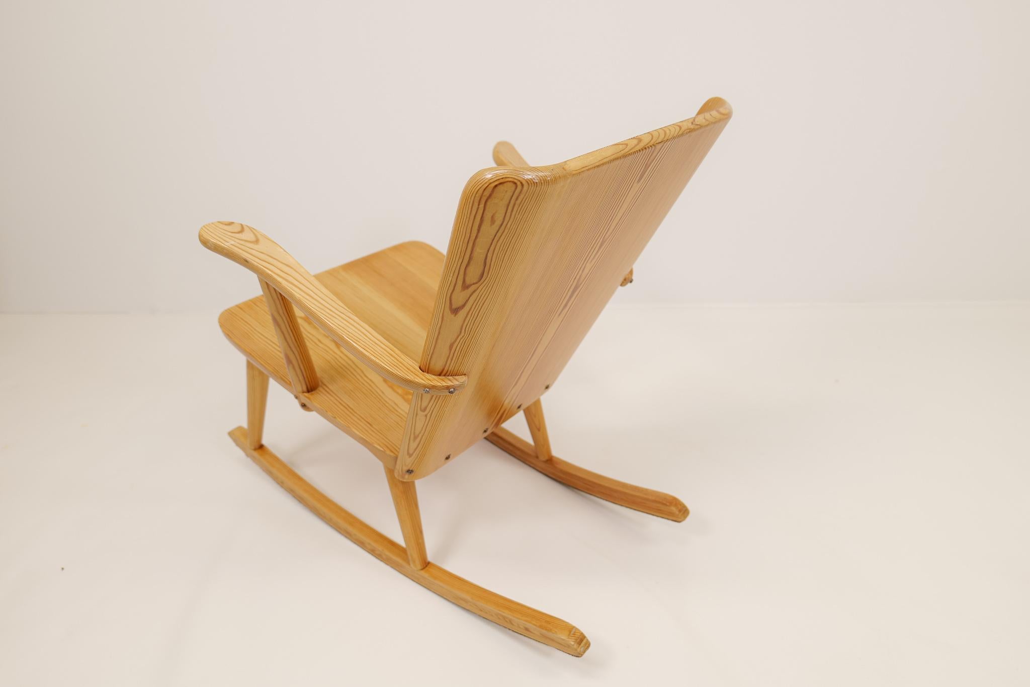 Midcentury Rocking Chair in Pine, Göran Malmvall, Sweden, 1940s For Sale 1