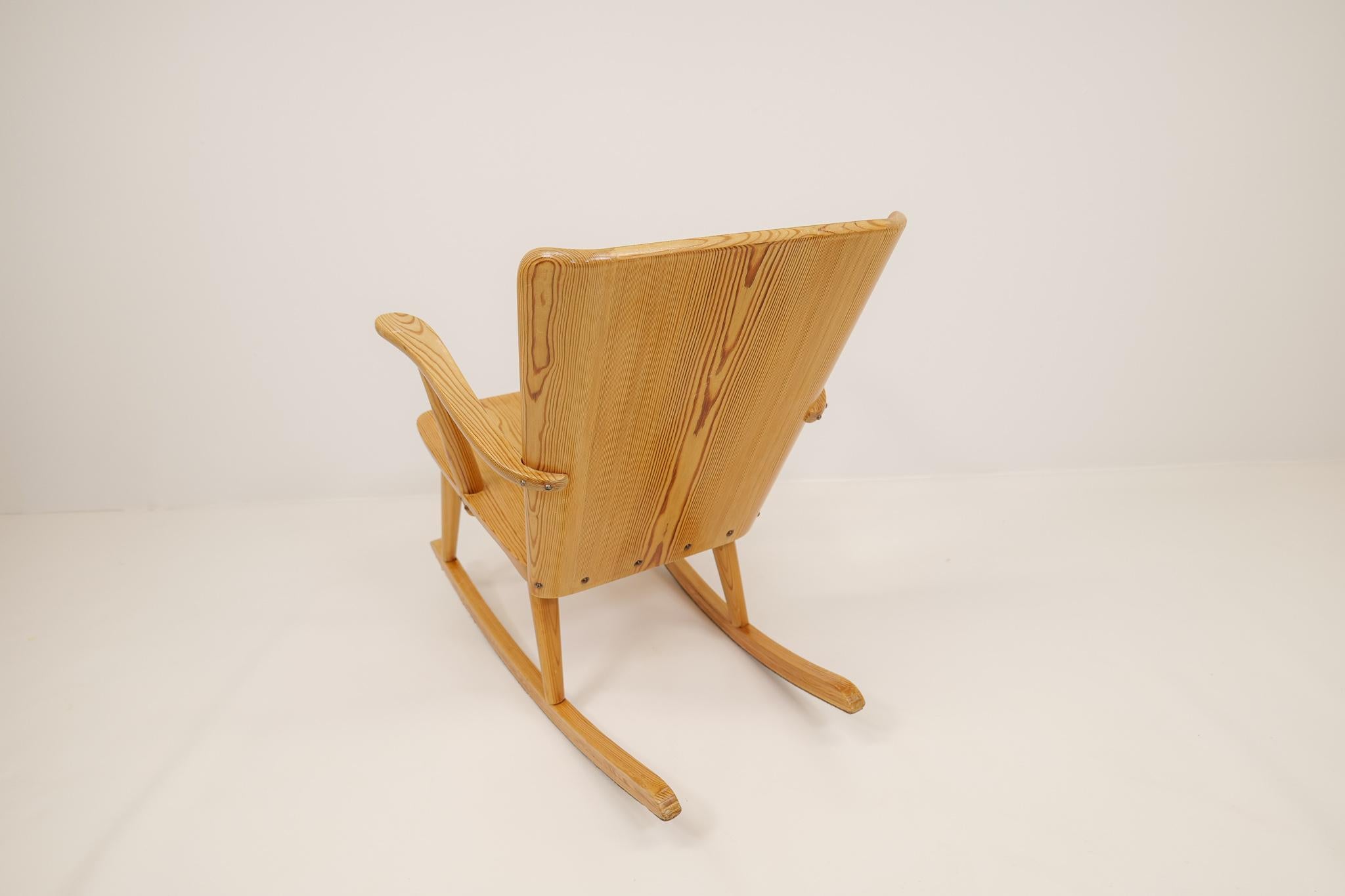 Midcentury Rocking Chair in Pine, Göran Malmvall, Sweden, 1940s For Sale 2