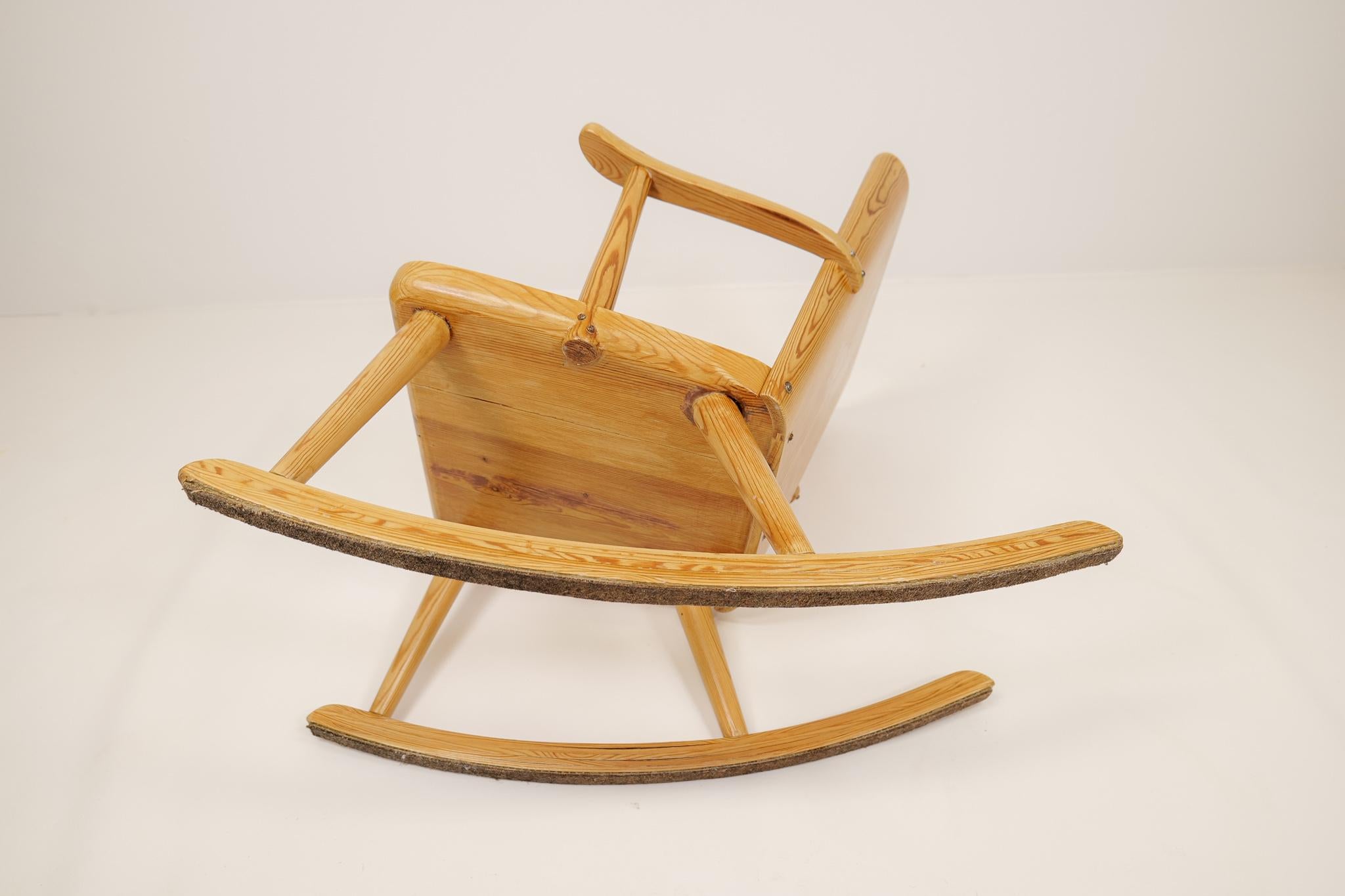 Midcentury Rocking Chair in Pine, Göran Malmvall, Sweden, 1940s For Sale 5