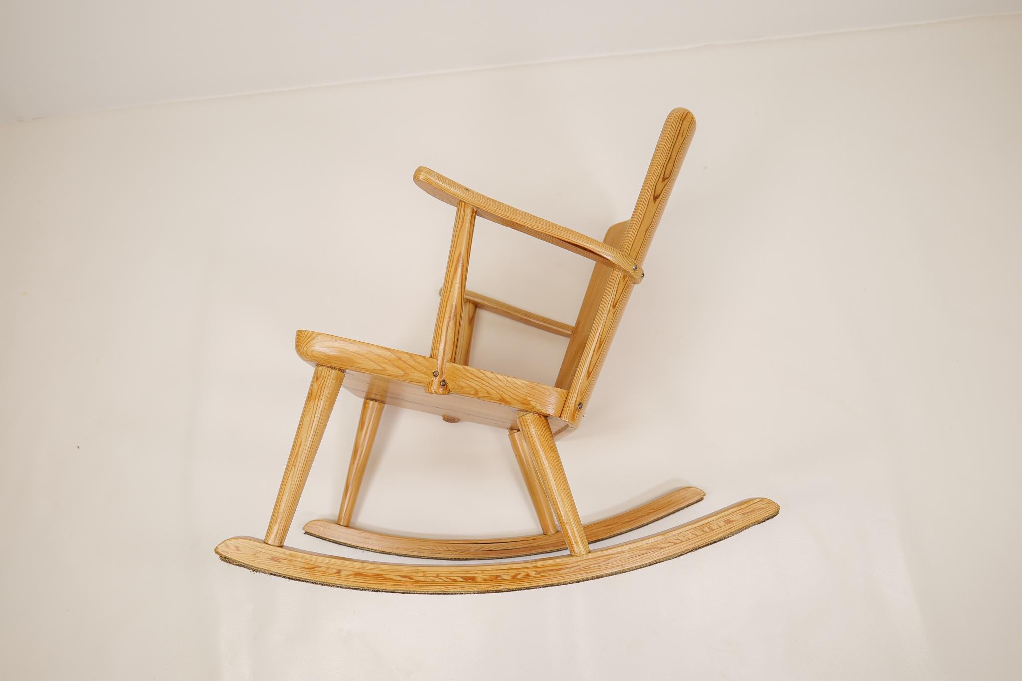 Midcentury Rocking Chair in Pine, Göran Malmvall, Sweden, 1940s For Sale 6