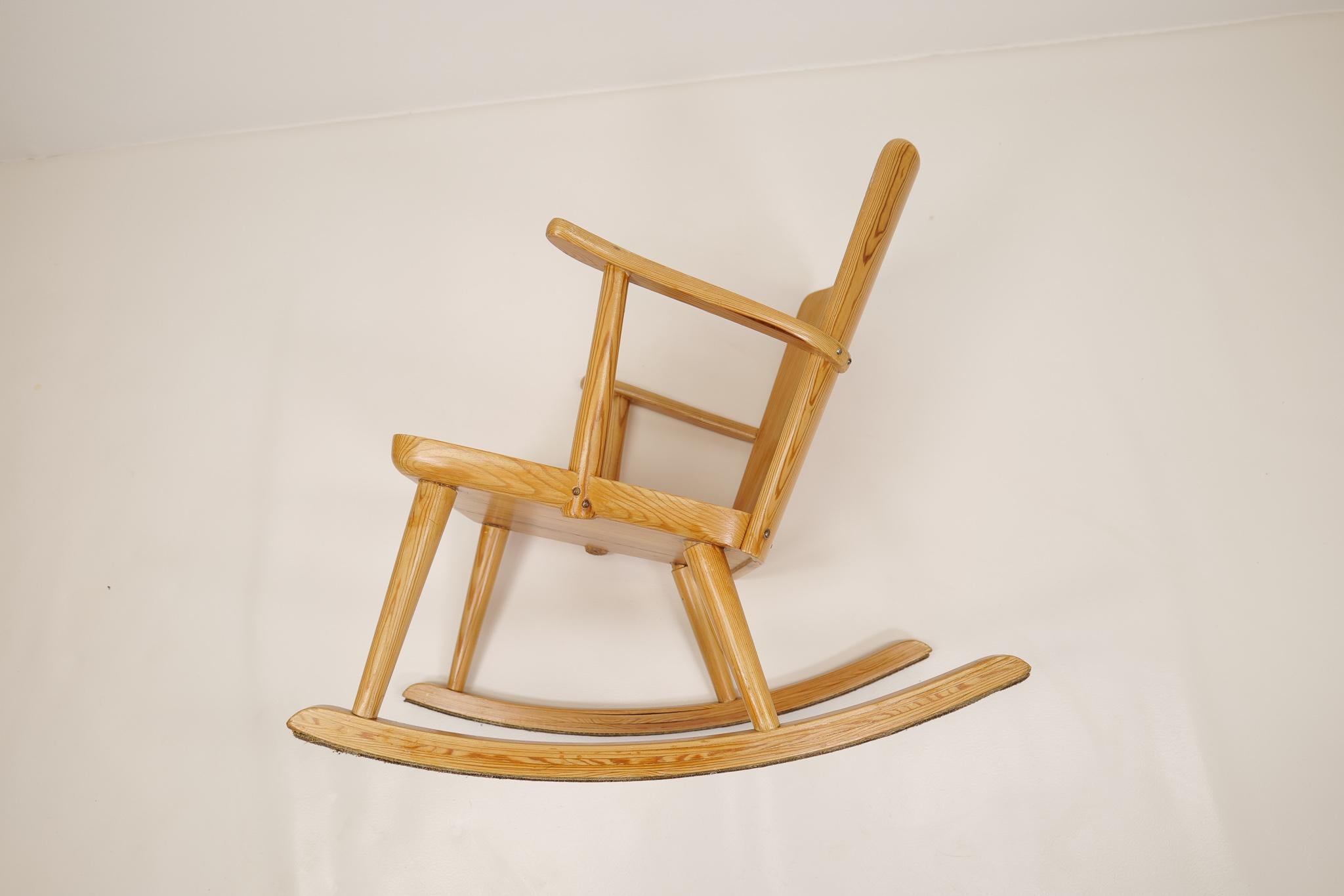 Midcentury Rocking Chair in Pine, Göran Malmvall, Sweden, 1940s For Sale 7