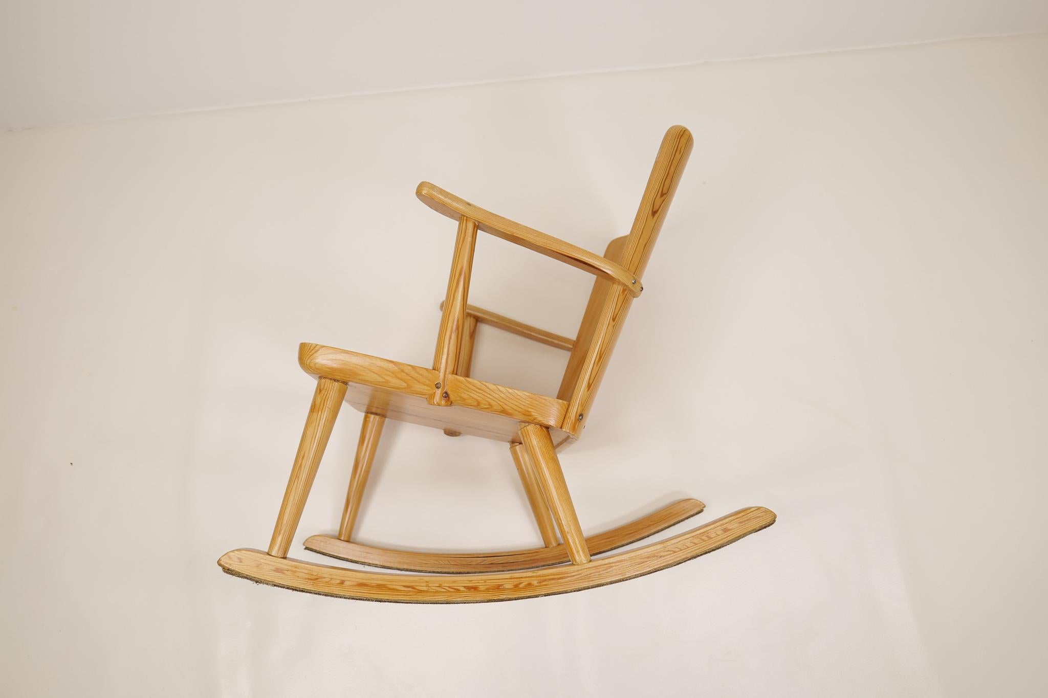 Midcentury Rocking Chair in Pine, Göran Malmvall, Sweden, 1940s For Sale 8