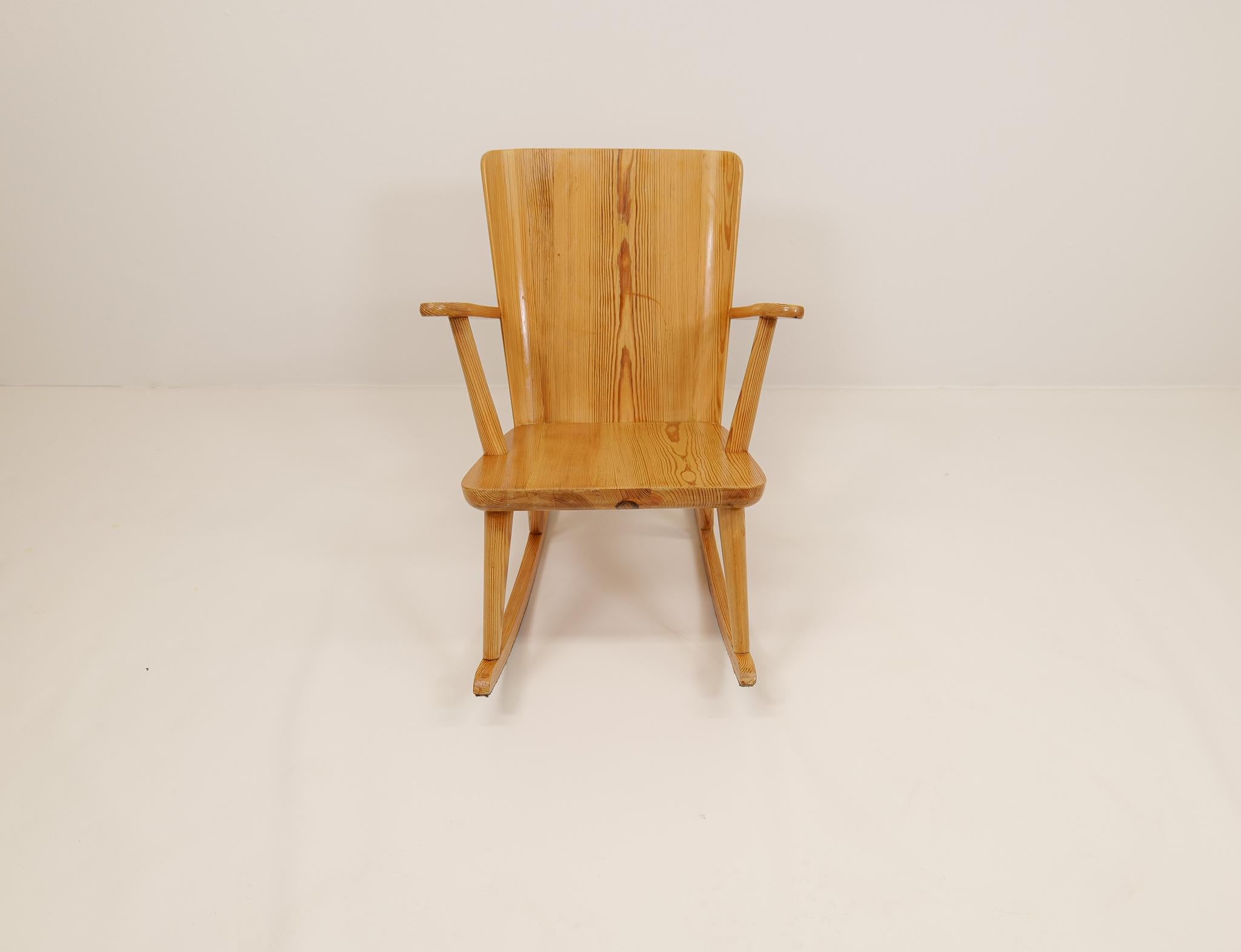 Mid-Century Modern Midcentury Rocking Chair in Pine, Göran Malmvall, Sweden, 1940s For Sale