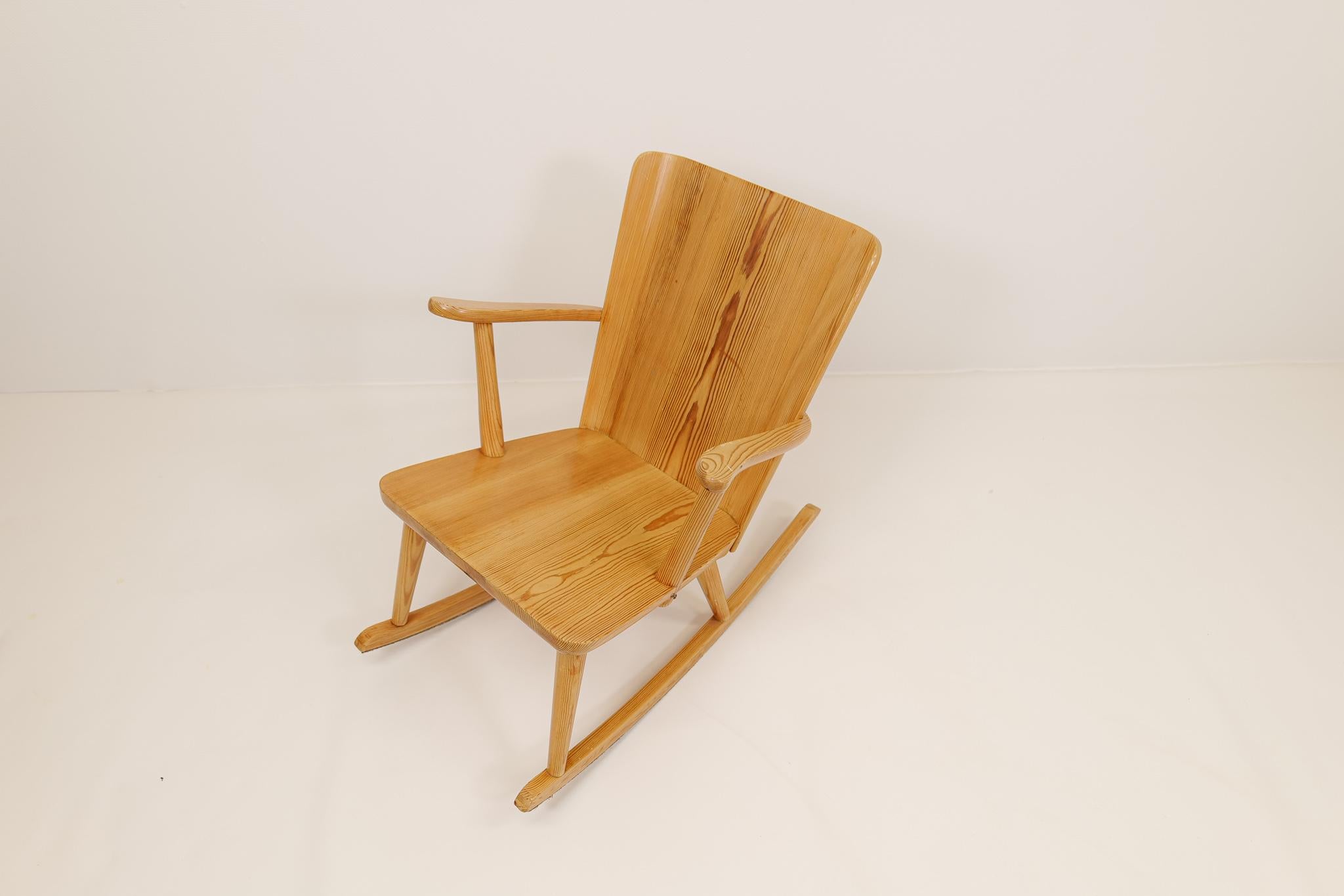 Swedish Midcentury Rocking Chair in Pine, Göran Malmvall, Sweden, 1940s For Sale