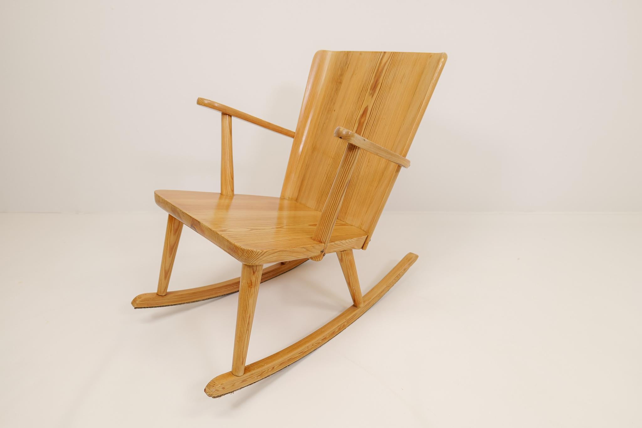 Midcentury Rocking Chair in Pine, Göran Malmvall, Sweden, 1940s In Fair Condition For Sale In Hillringsberg, SE