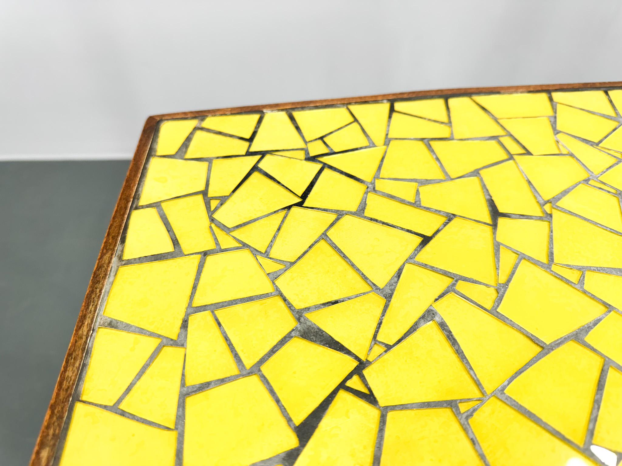 Laiton Table basse ou d'appoint Mozaik en bois et verre du milieu du siècle, Allemagne en vente