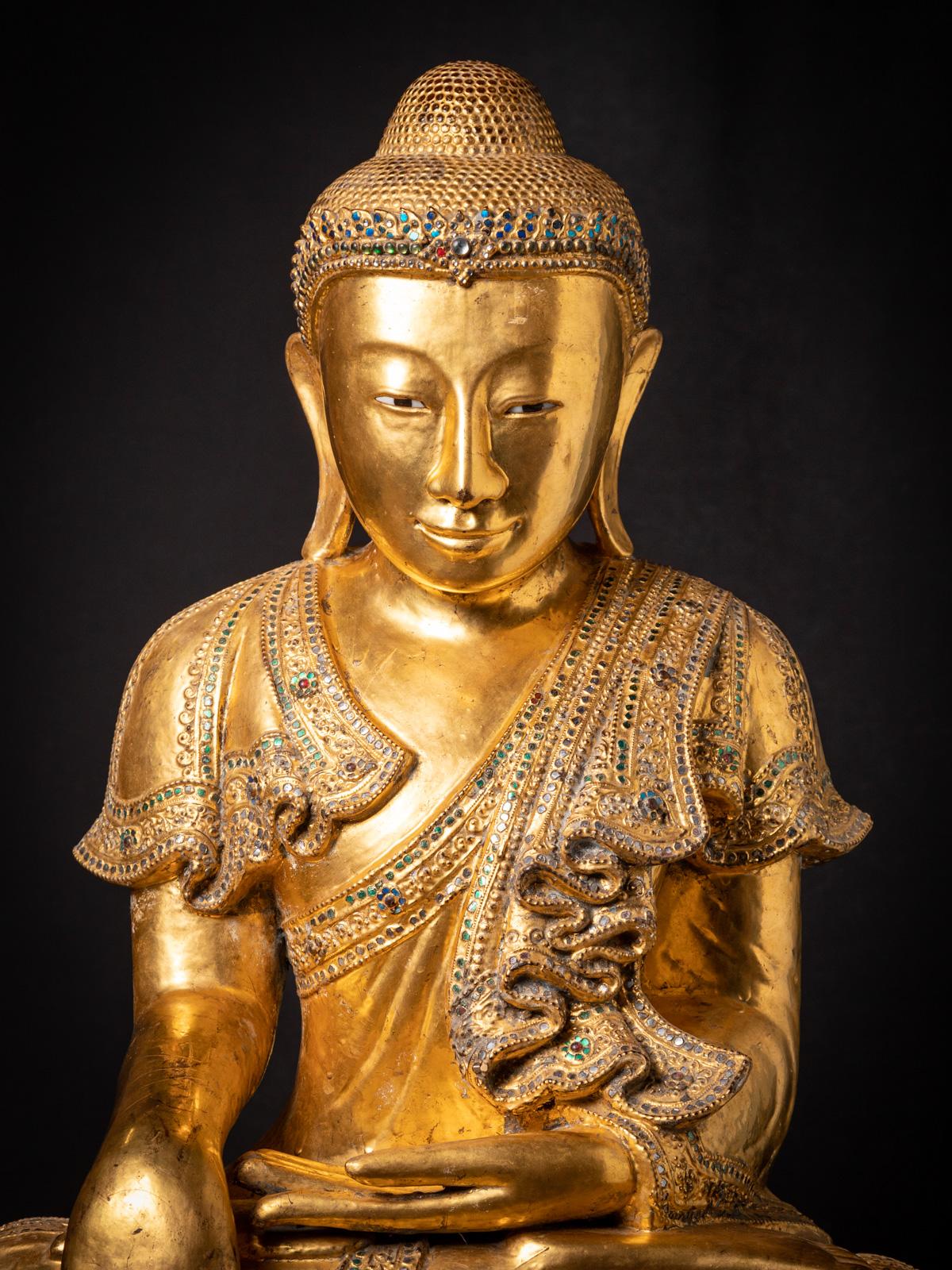 Middle 20th century Large old Burmese Mandalay Buddha statue from Burma In Good Condition For Sale In DEVENTER, NL