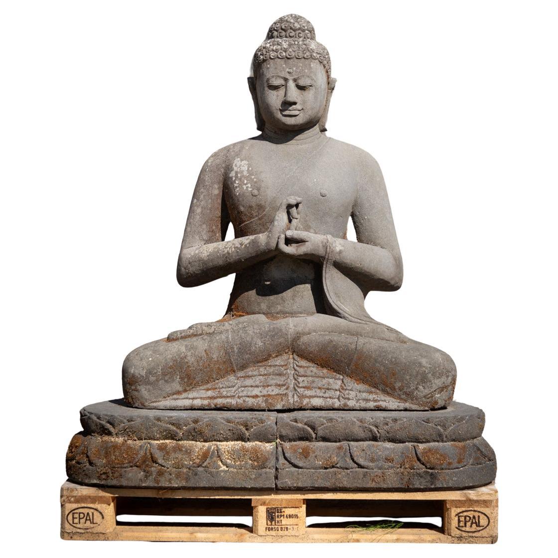 Grande statue de Bouddha en pierre de lave ancienne du milieu du 20e siècle en Dharmachakra mudra