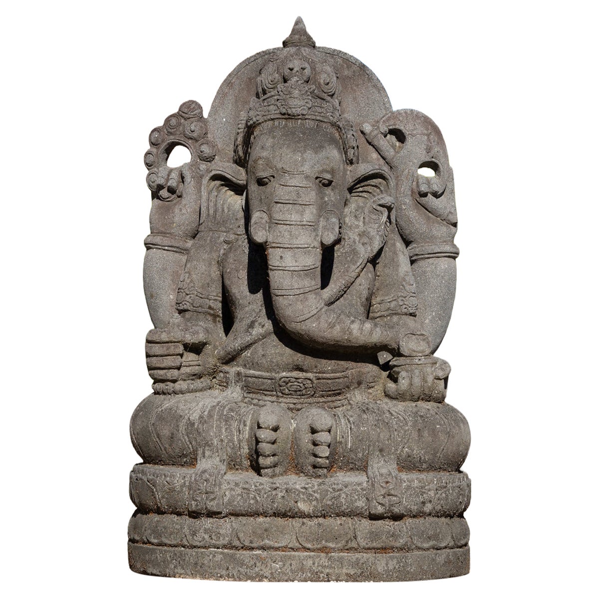Estatua grande y antigua de Ganesha, de piedra volcánica, procedente de Indonesia, de mediados del siglo XX en venta