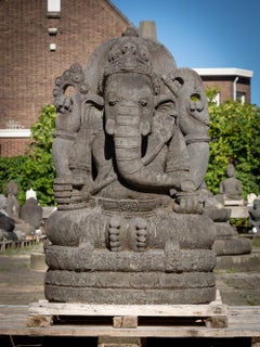 Statua di Ganesha in pietra lavica, di grandi dimensioni e risalente alla metà del XX secolo, proveniente dall'Indonesia