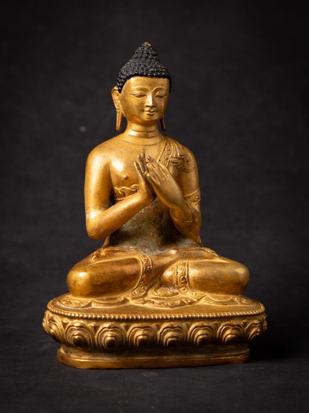 Cette statue de Bouddha de médecine népalais en bronze ancien est un véritable chef-d'œuvre d'artisanat et de spiritualité. D'une hauteur majestueuse de 18,1 cm, avec des dimensions de 12,8 cm en largeur et 8,9 cm en profondeur, il s'agit d'une