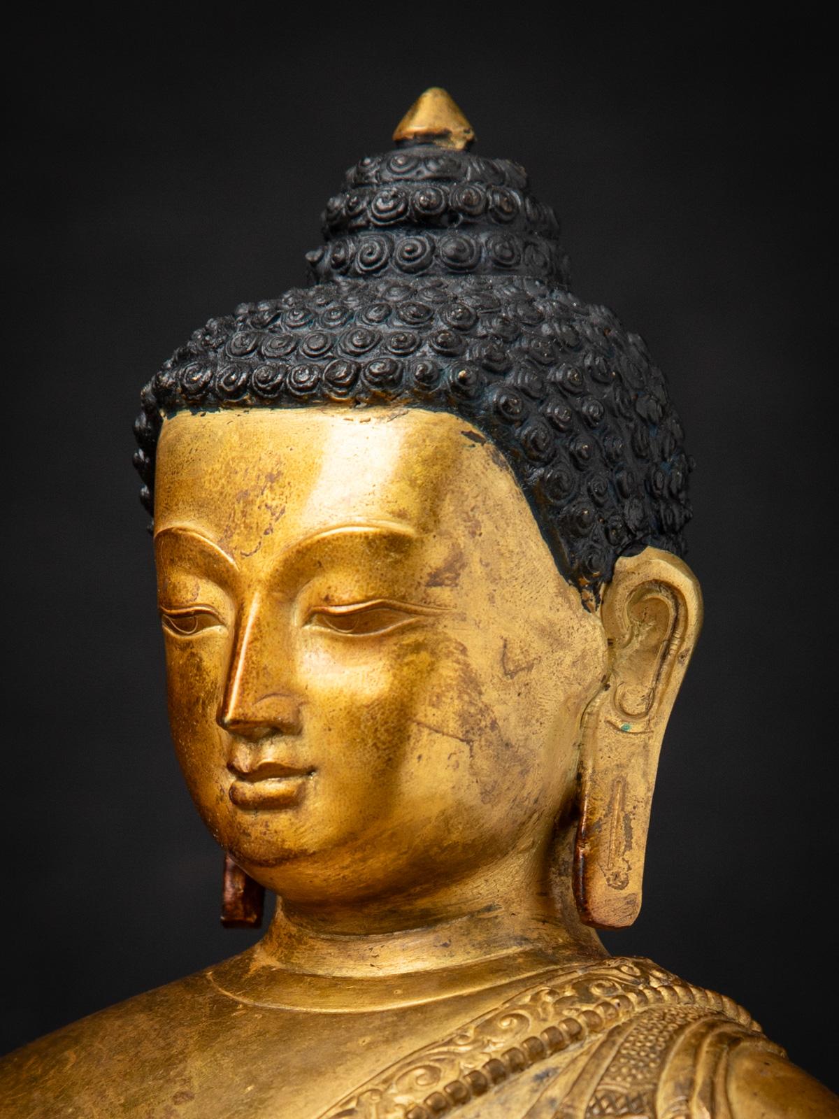 Statua di Buddha in bronzo del Nepal della metà del XX secolo con il mudra Bhumisparsha in vendita 5