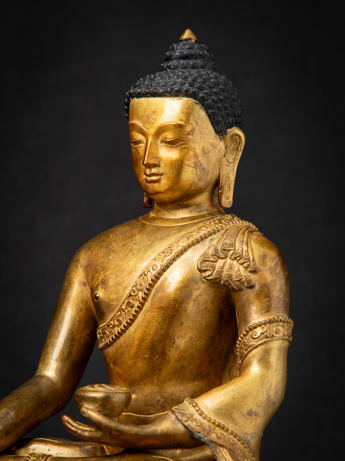 Statua di Buddha in bronzo del Nepal della metà del XX secolo con il mudra Bhumisparsha in vendita 6