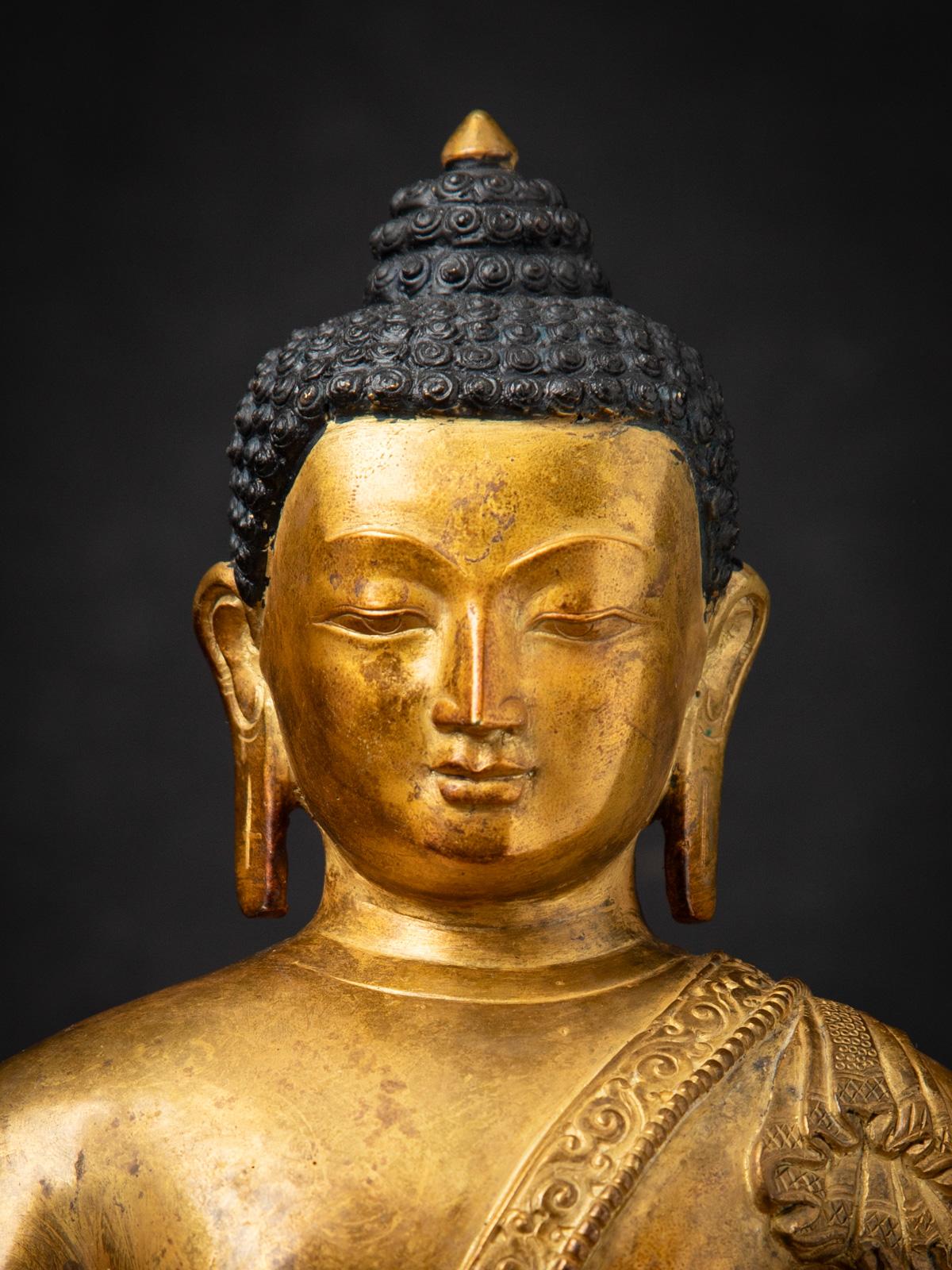 Statua di Buddha in bronzo del Nepal della metà del XX secolo con il mudra Bhumisparsha in vendita 7
