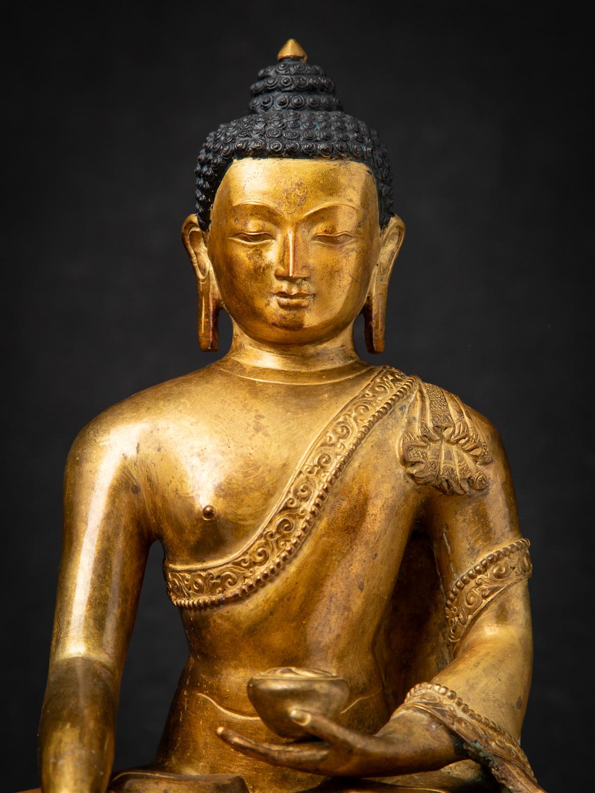Statua di Buddha in bronzo del Nepal della metà del XX secolo con il mudra Bhumisparsha in vendita 8