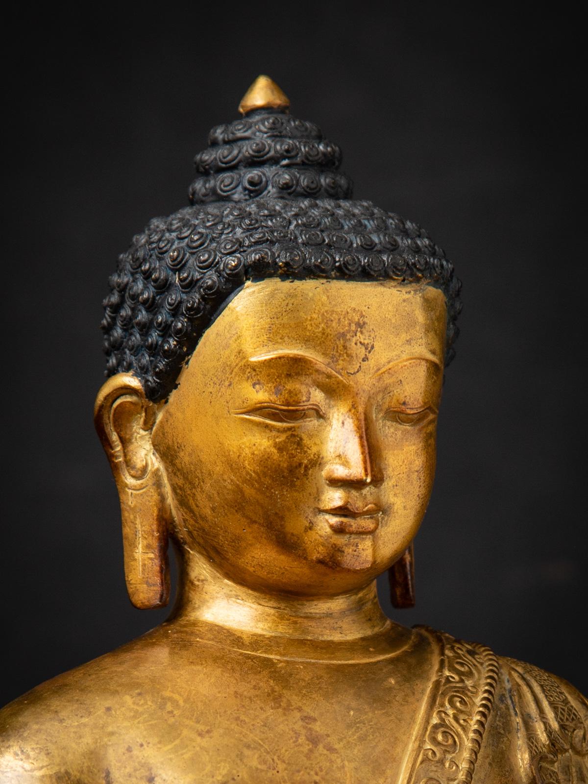 Statua di Buddha in bronzo del Nepal della metà del XX secolo con il mudra Bhumisparsha in vendita 9
