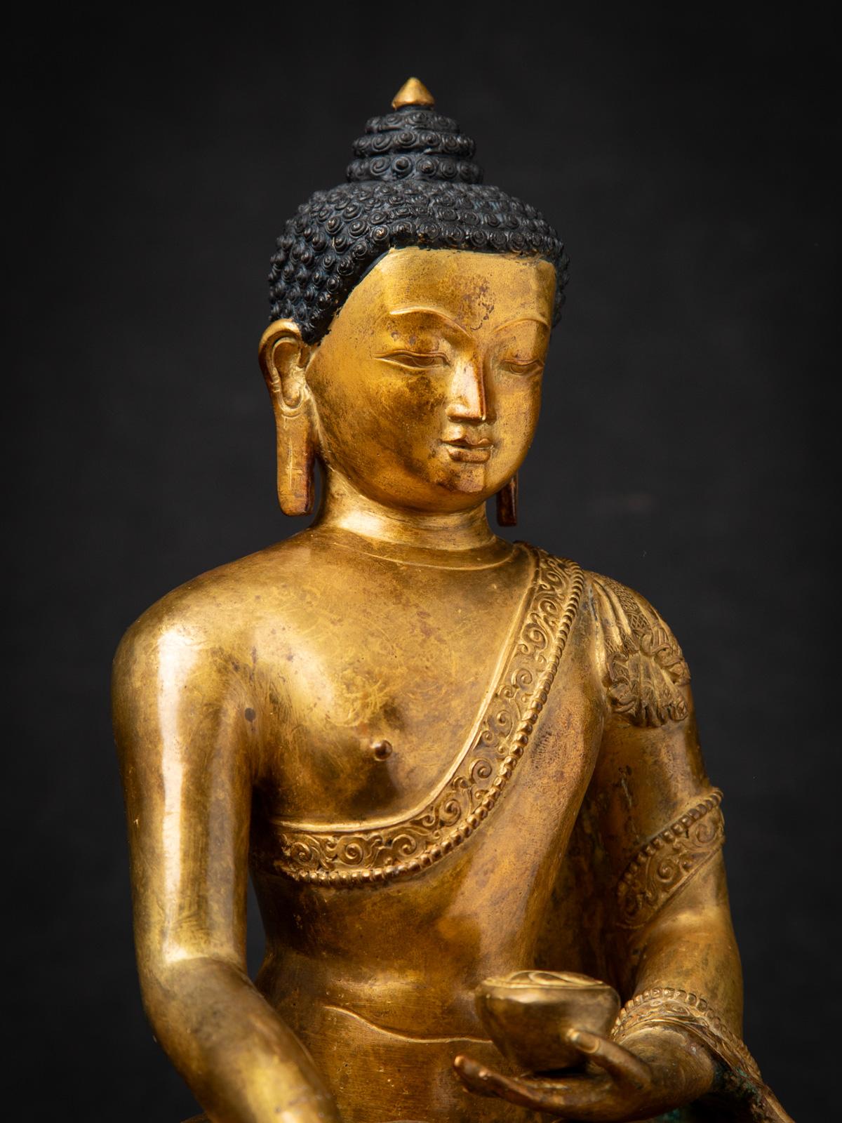 Statua di Buddha in bronzo del Nepal della metà del XX secolo con il mudra Bhumisparsha in vendita 10