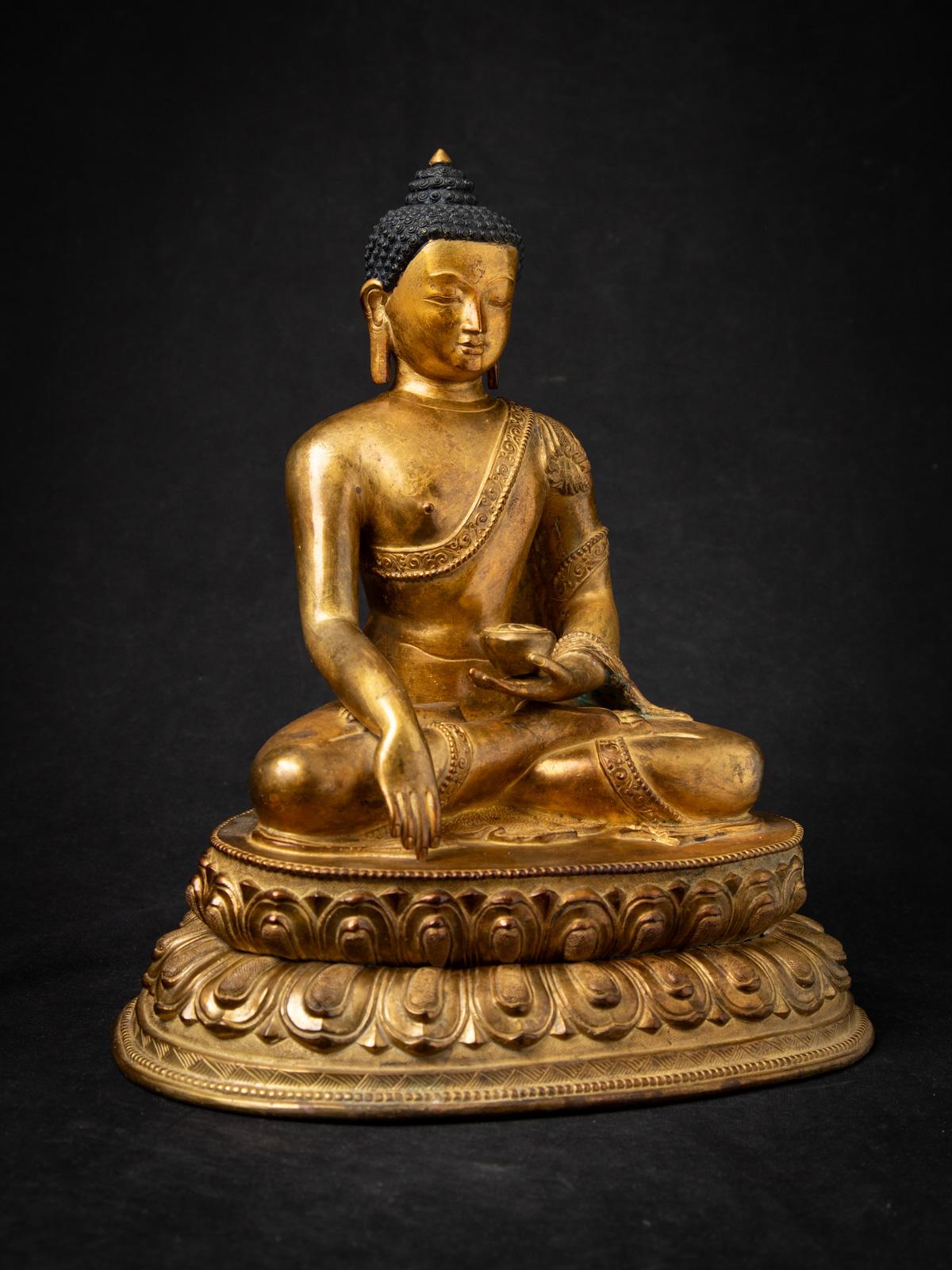 Statua di Buddha in bronzo del Nepal della metà del XX secolo con il mudra Bhumisparsha in vendita 11