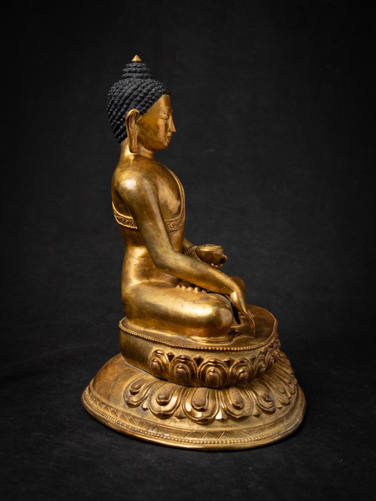 Statua di Buddha in bronzo del Nepal della metà del XX secolo con il mudra Bhumisparsha in vendita 12