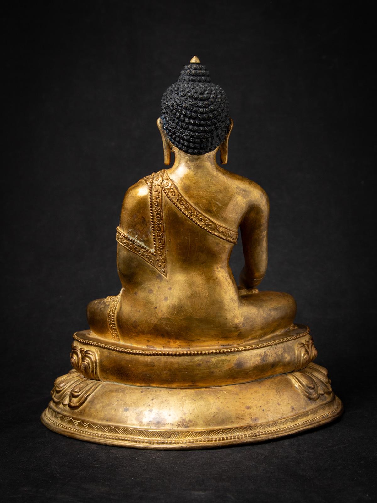 Statua di Buddha in bronzo del Nepal della metà del XX secolo con il mudra Bhumisparsha in vendita 13