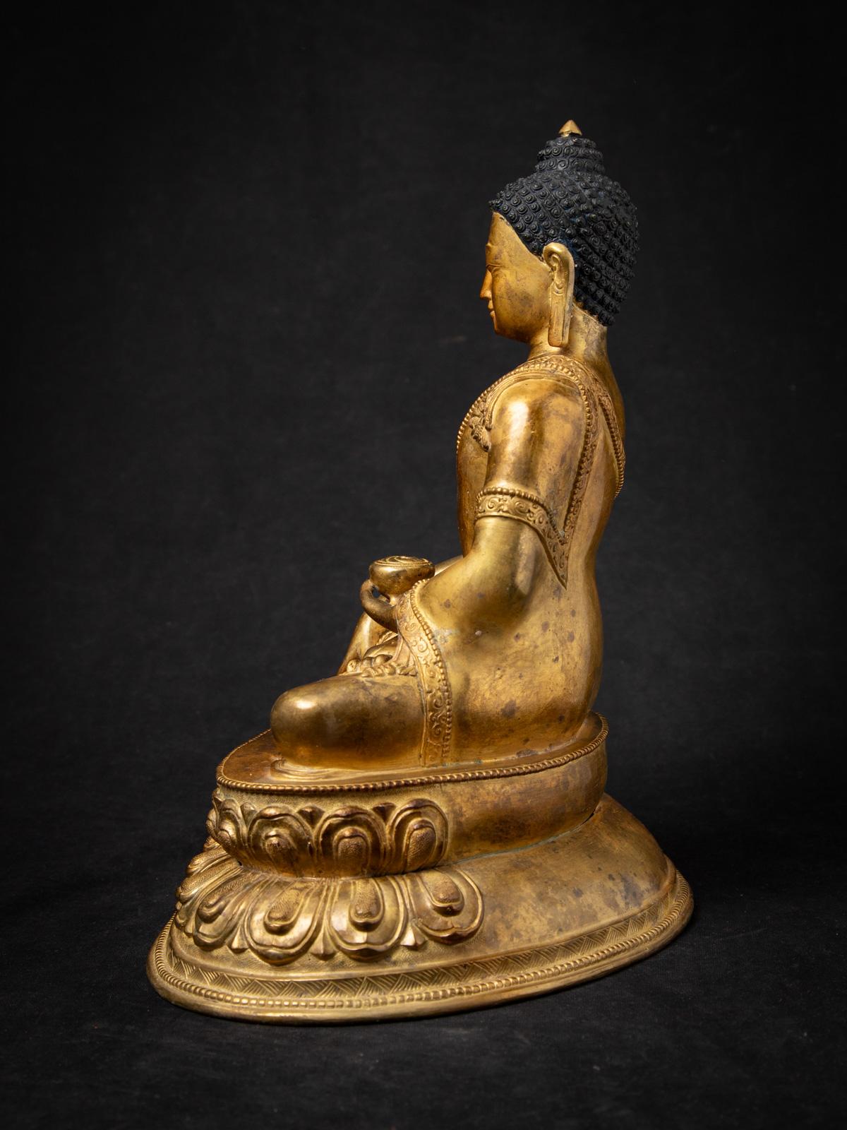 Statua di Buddha in bronzo del Nepal della metà del XX secolo con il mudra Bhumisparsha in vendita 14