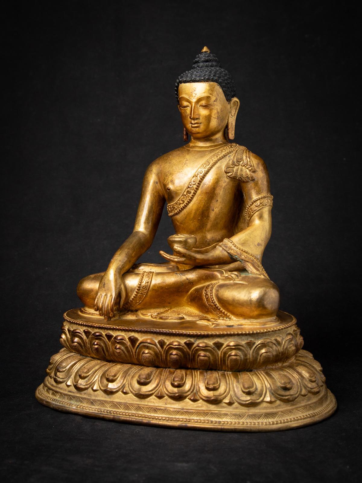 Statua di Buddha in bronzo del Nepal della metà del XX secolo con il mudra Bhumisparsha in vendita 15
