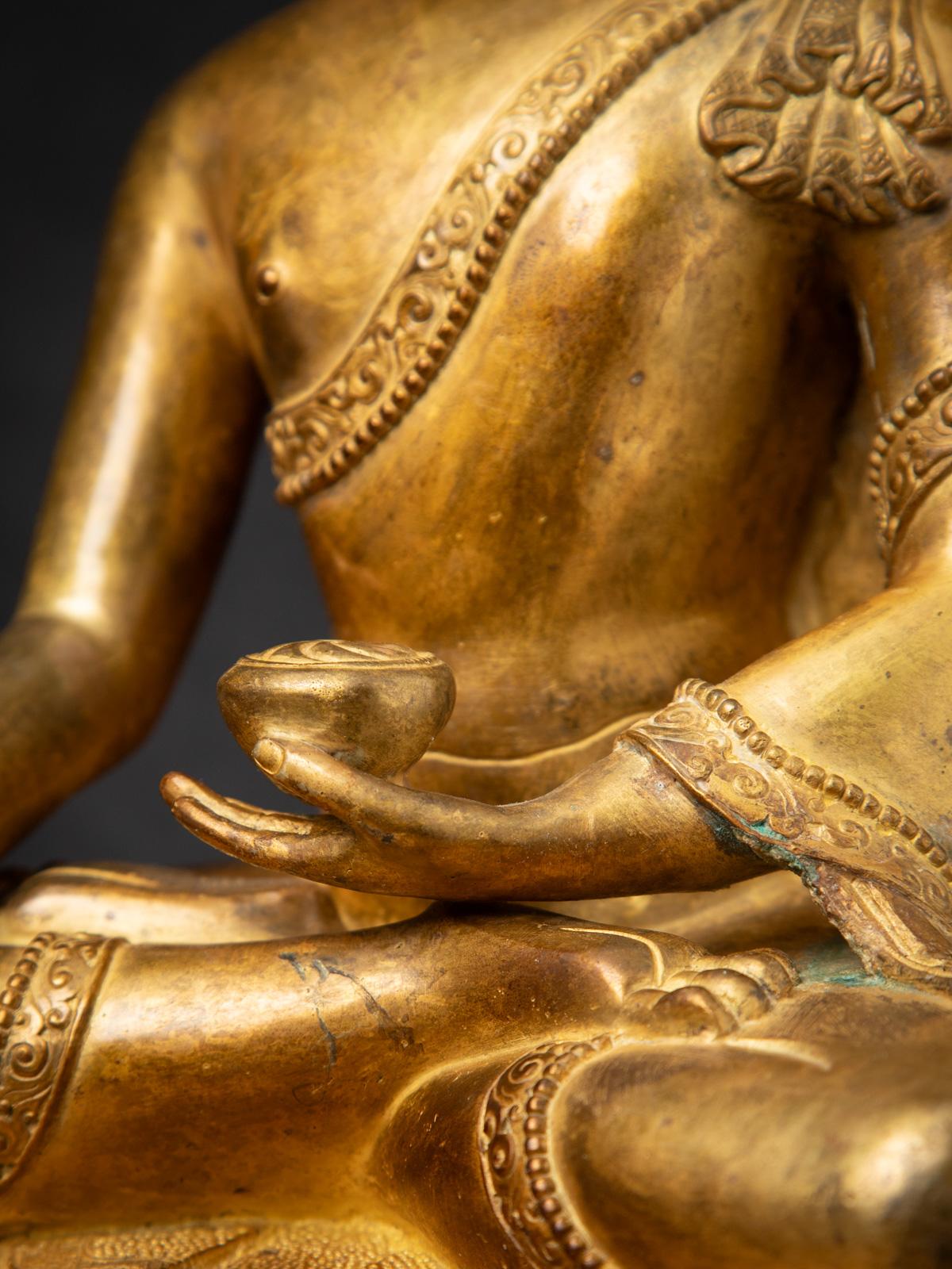 Statua di Buddha in bronzo del Nepal della metà del XX secolo con il mudra Bhumisparsha In condizioni buone in vendita a DEVENTER, NL