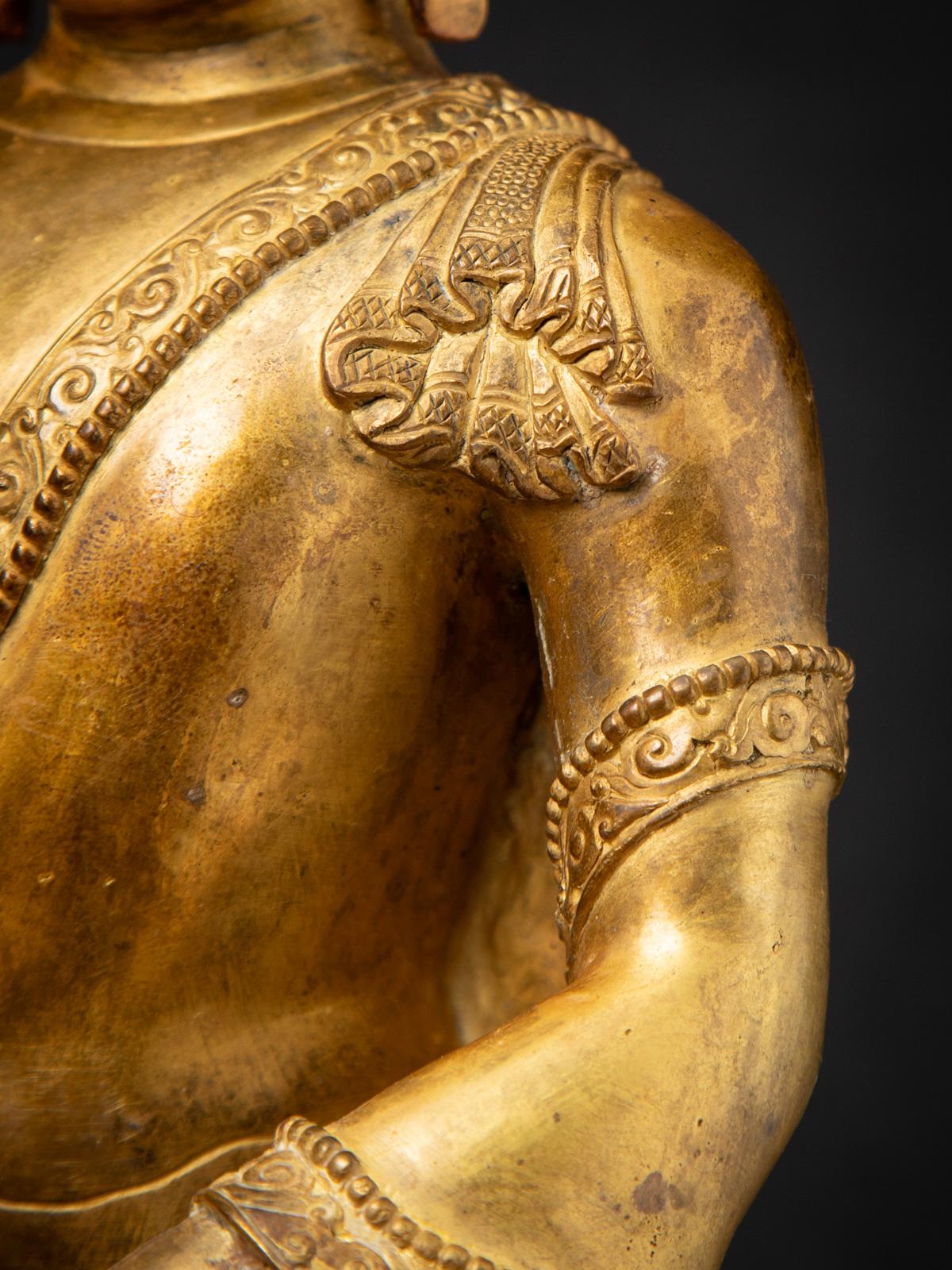 Bronzo Statua di Buddha in bronzo del Nepal della metà del XX secolo con il mudra Bhumisparsha in vendita