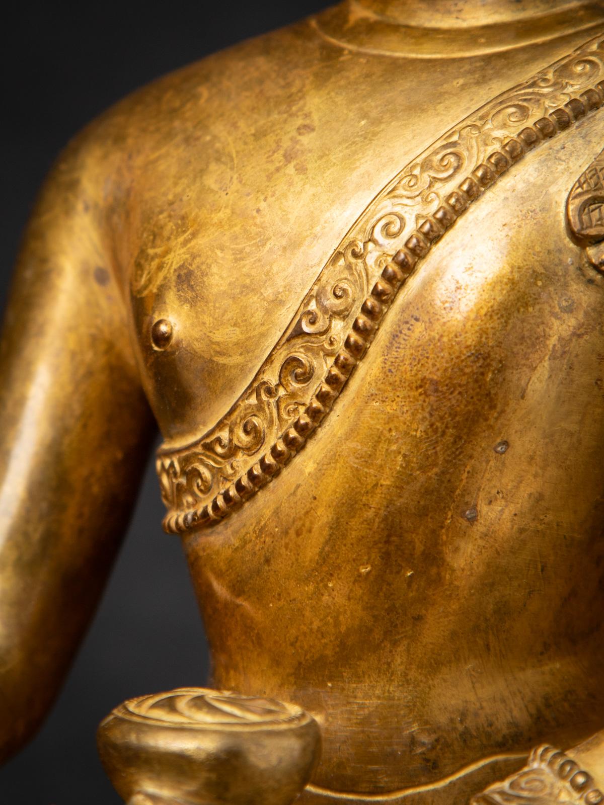 Statua di Buddha in bronzo del Nepal della metà del XX secolo con il mudra Bhumisparsha in vendita 1