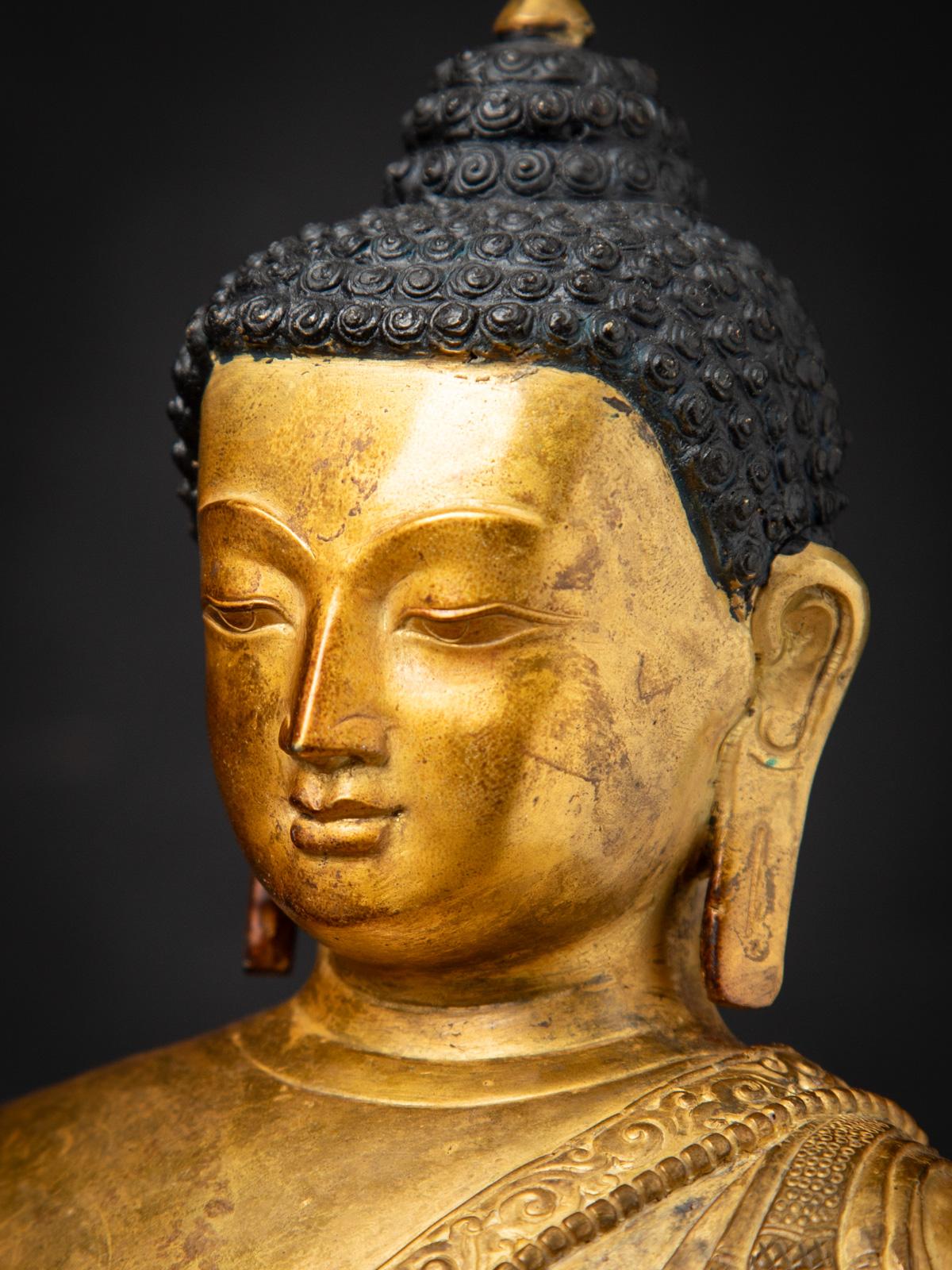 Statua di Buddha in bronzo del Nepal della metà del XX secolo con il mudra Bhumisparsha in vendita 2