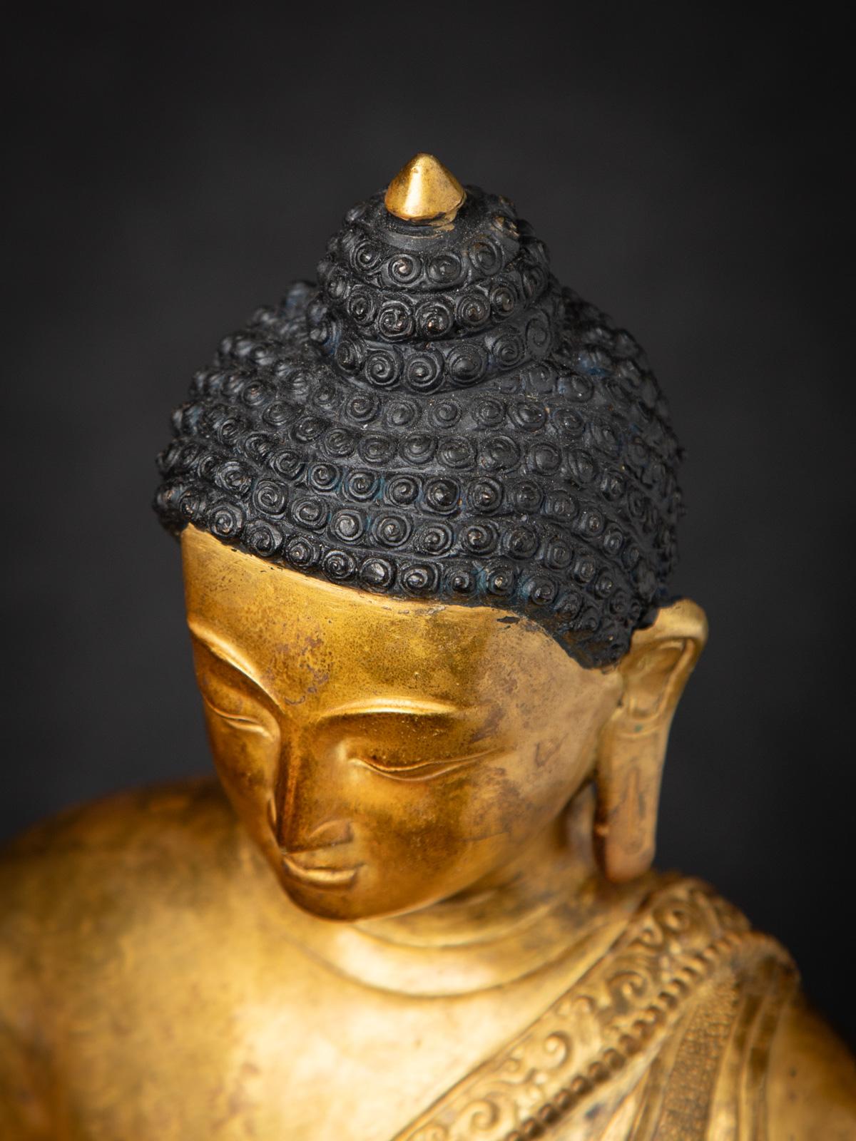 Statua di Buddha in bronzo del Nepal della metà del XX secolo con il mudra Bhumisparsha in vendita 3