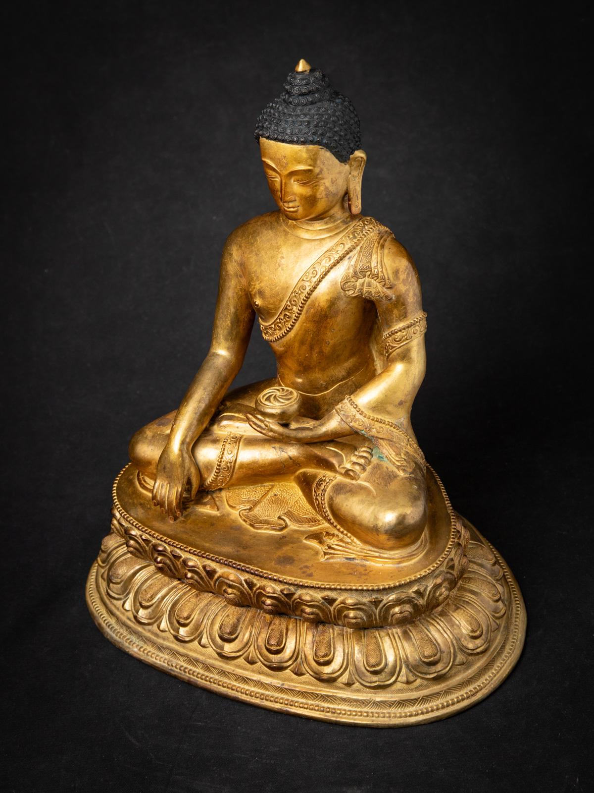 Statua di Buddha in bronzo del Nepal della metà del XX secolo con il mudra Bhumisparsha in vendita 4