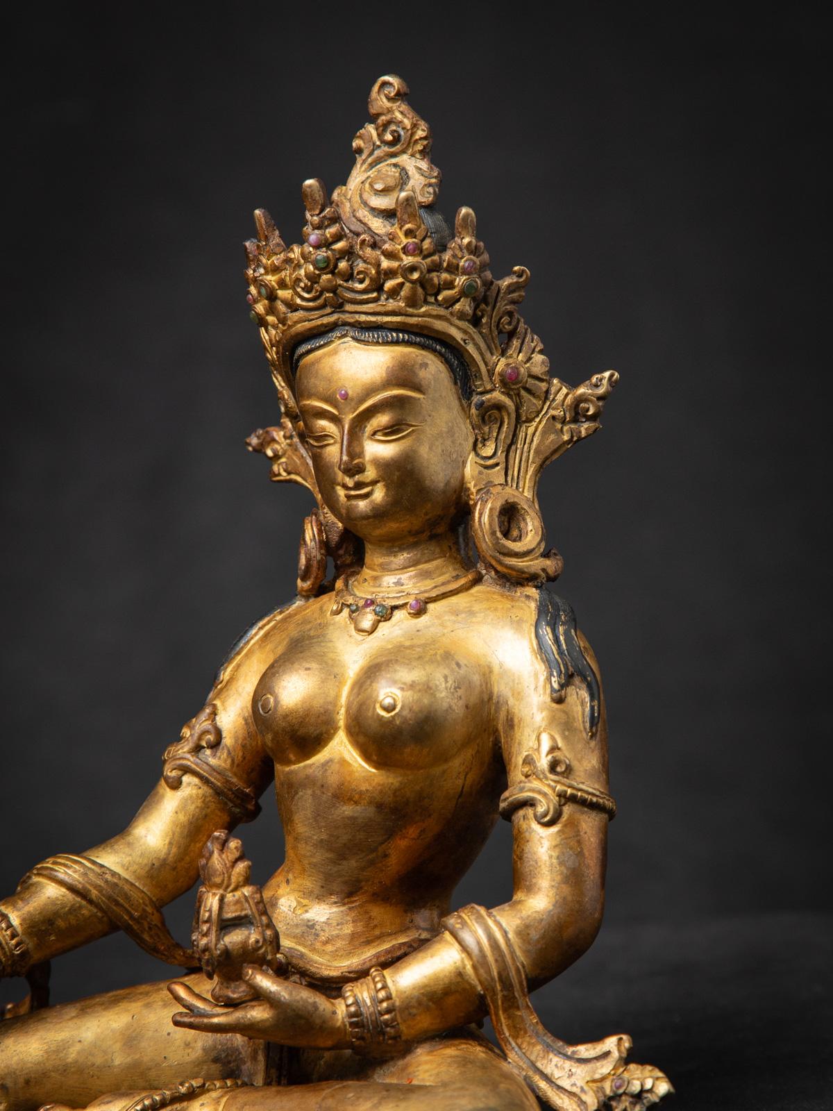 Milieu du 20e siècle Statue népalaise Basundhara en bronze ancien dans Varada Mudra en vente 5