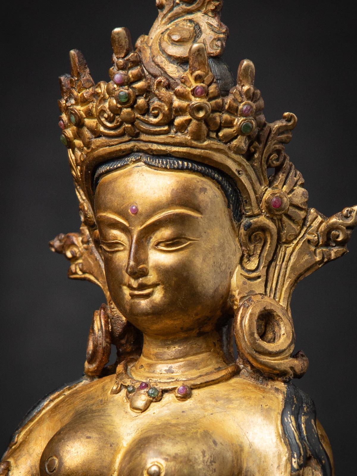 Milieu du 20e siècle Statue népalaise Basundhara en bronze ancien dans Varada Mudra en vente 6