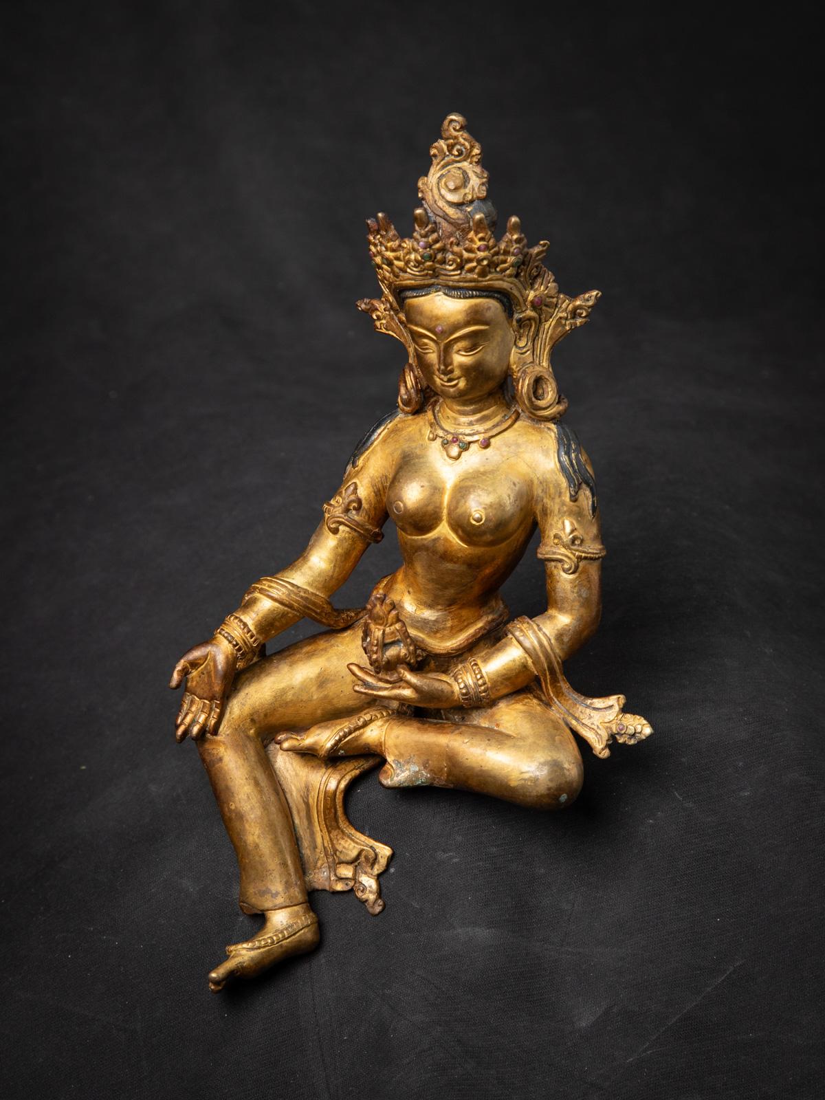 Milieu du 20e siècle Statue népalaise Basundhara en bronze ancien dans Varada Mudra en vente 7