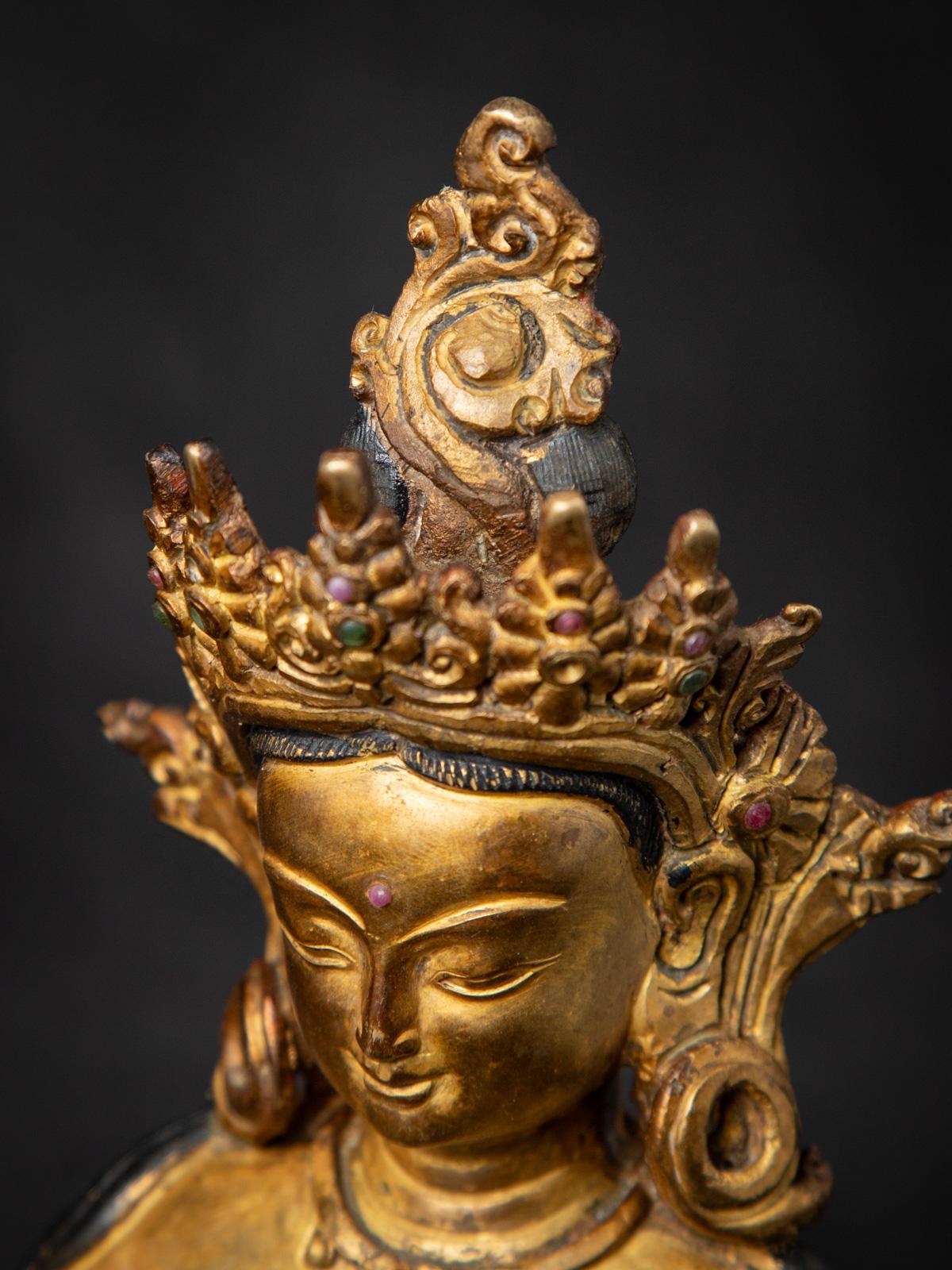 Milieu du 20e siècle Statue népalaise Basundhara en bronze ancien dans Varada Mudra en vente 8
