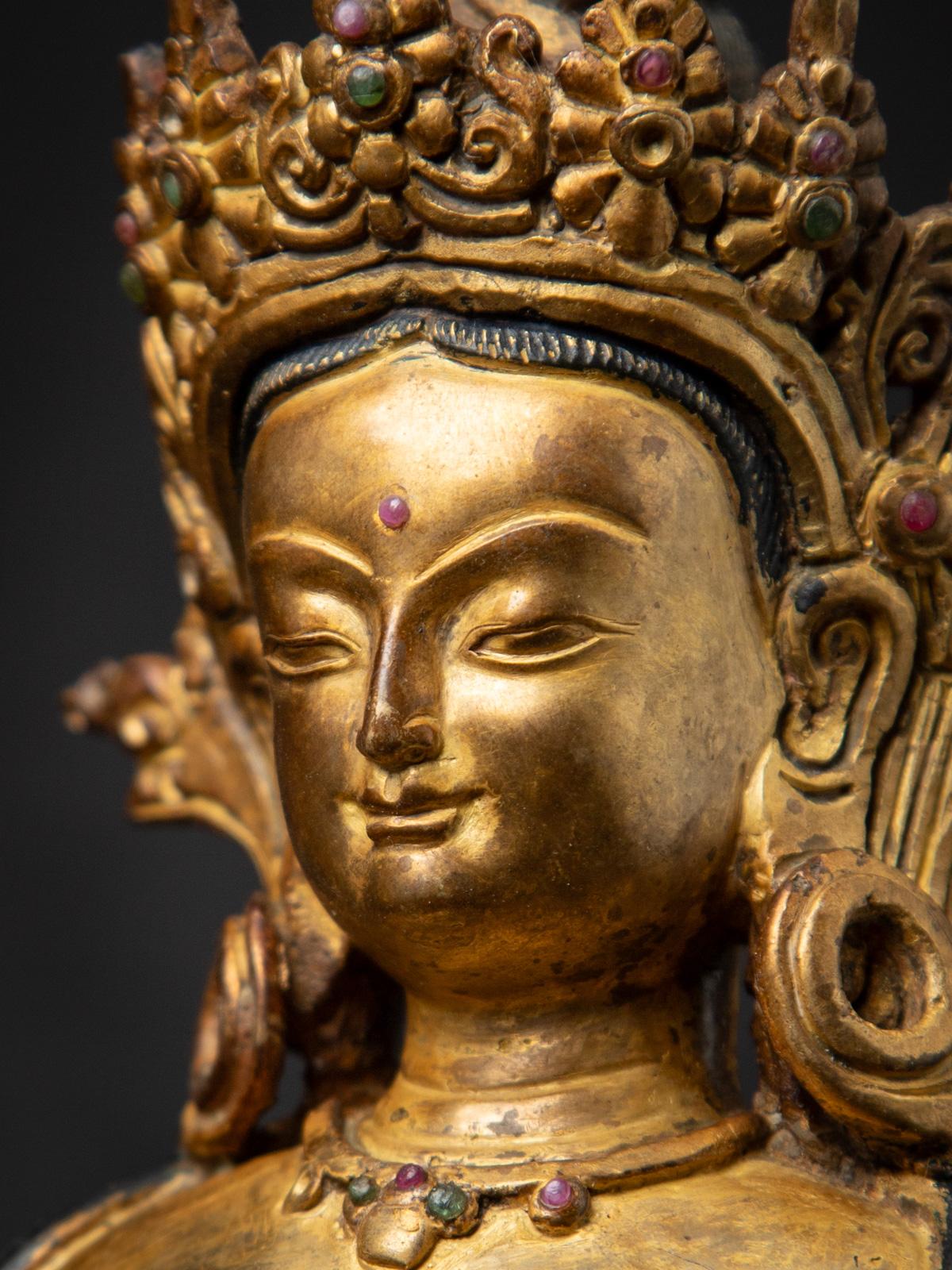 Milieu du 20e siècle Statue népalaise Basundhara en bronze ancien dans Varada Mudra en vente 9