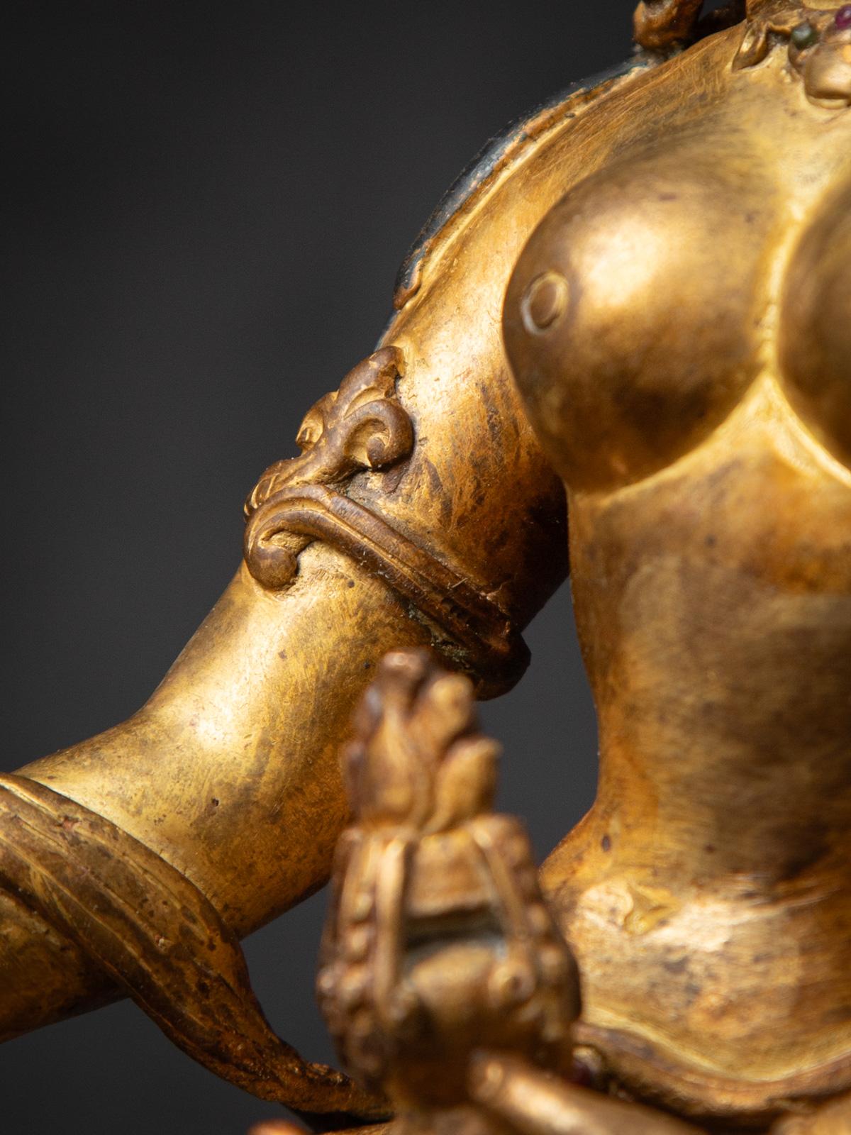 Milieu du 20e siècle Statue népalaise Basundhara en bronze ancien dans Varada Mudra en vente 10