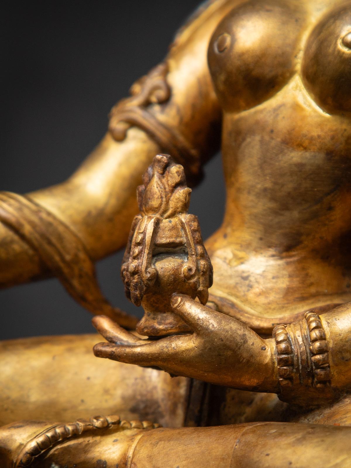 Milieu du 20e siècle Statue népalaise Basundhara en bronze ancien dans Varada Mudra en vente 12