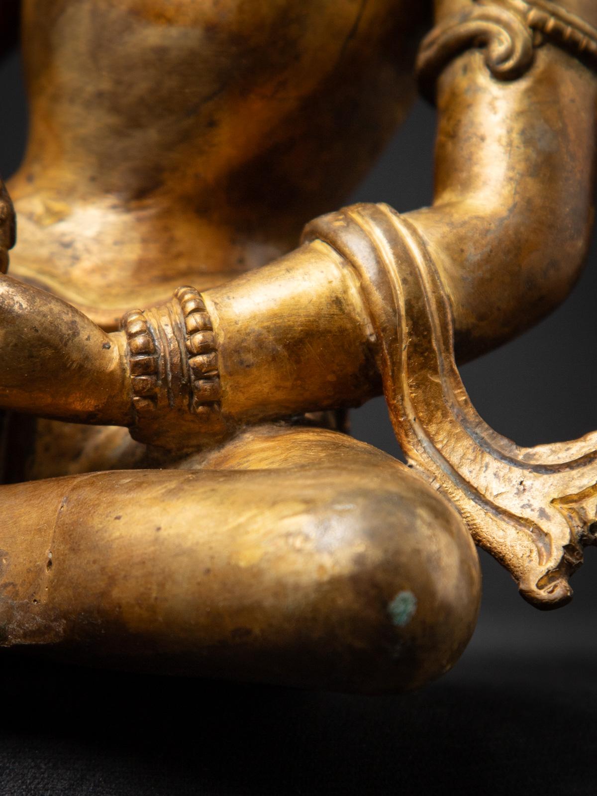 Milieu du 20e siècle Statue népalaise Basundhara en bronze ancien dans Varada Mudra en vente 13