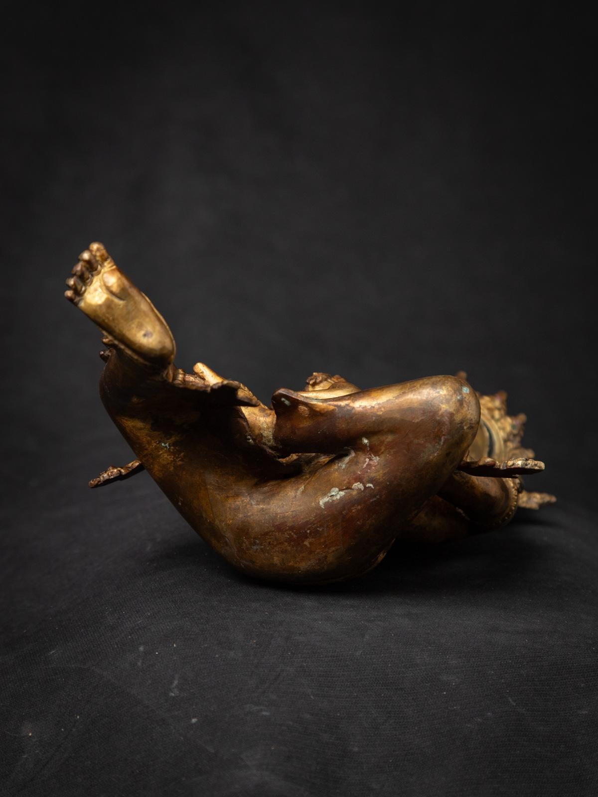 Milieu du 20e siècle Statue népalaise Basundhara en bronze ancien dans Varada Mudra en vente 14