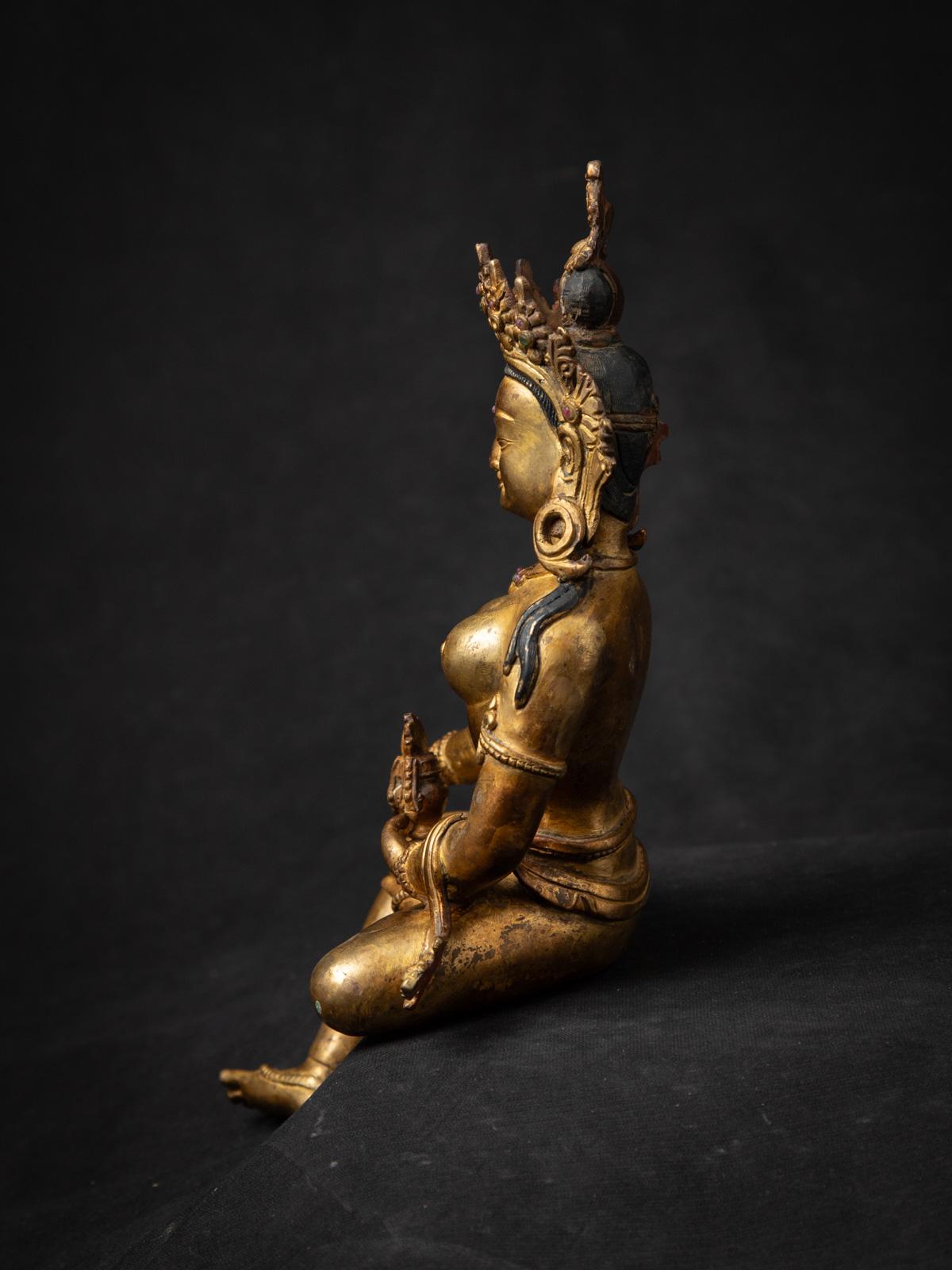 Népalais Milieu du 20e siècle Statue népalaise Basundhara en bronze ancien dans Varada Mudra en vente