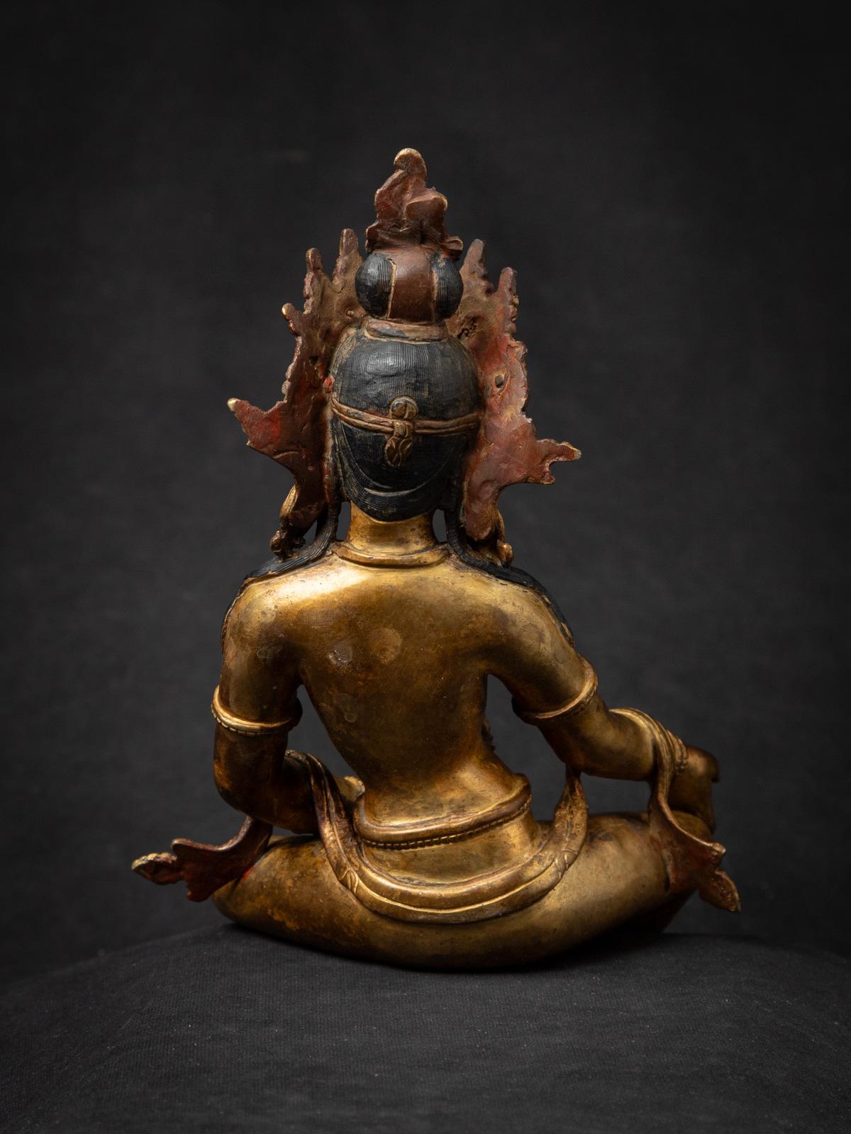 Milieu du 20e siècle Statue népalaise Basundhara en bronze ancien dans Varada Mudra Bon état - En vente à DEVENTER, NL