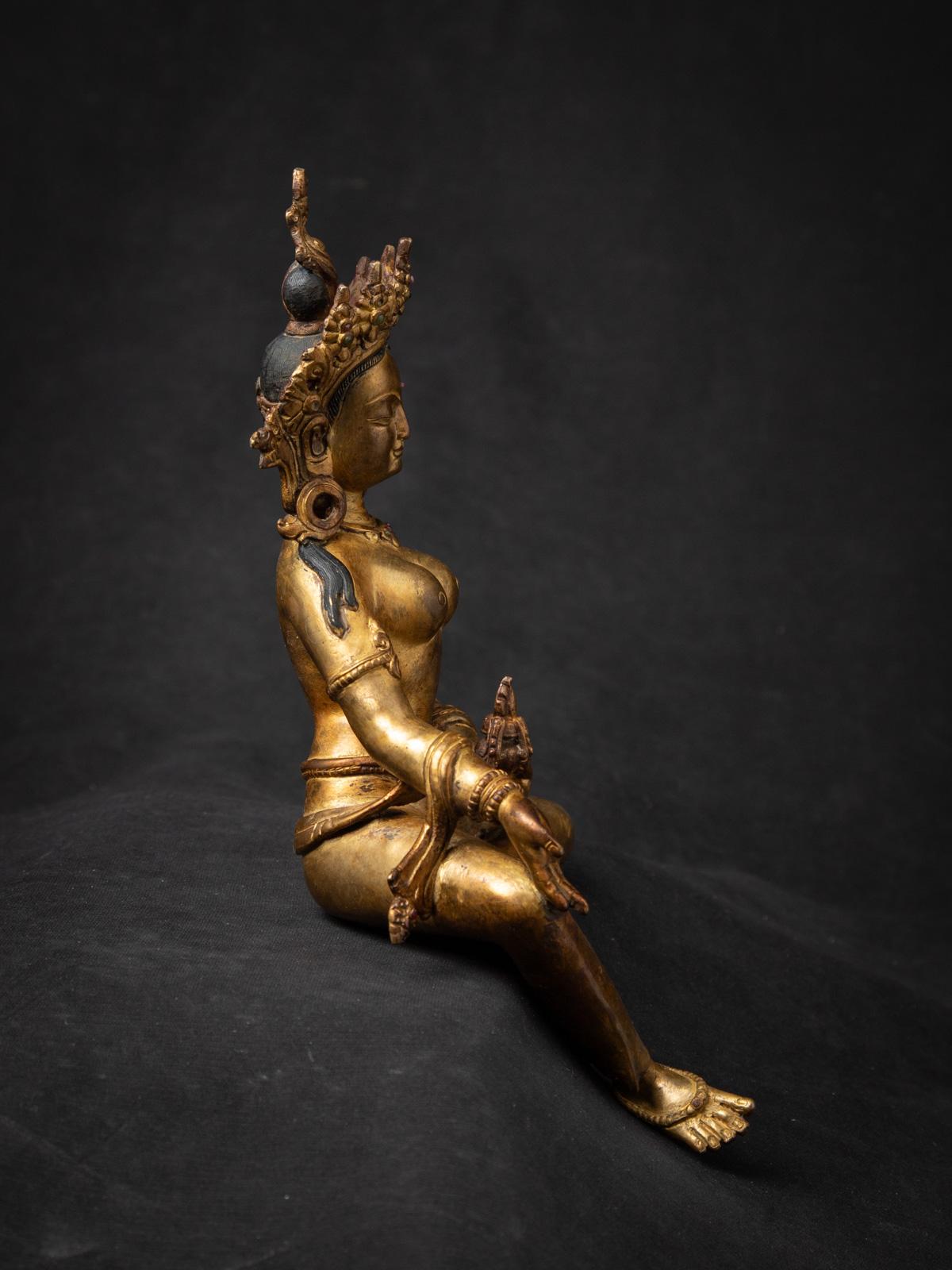 20ième siècle Milieu du 20e siècle Statue népalaise Basundhara en bronze ancien dans Varada Mudra en vente