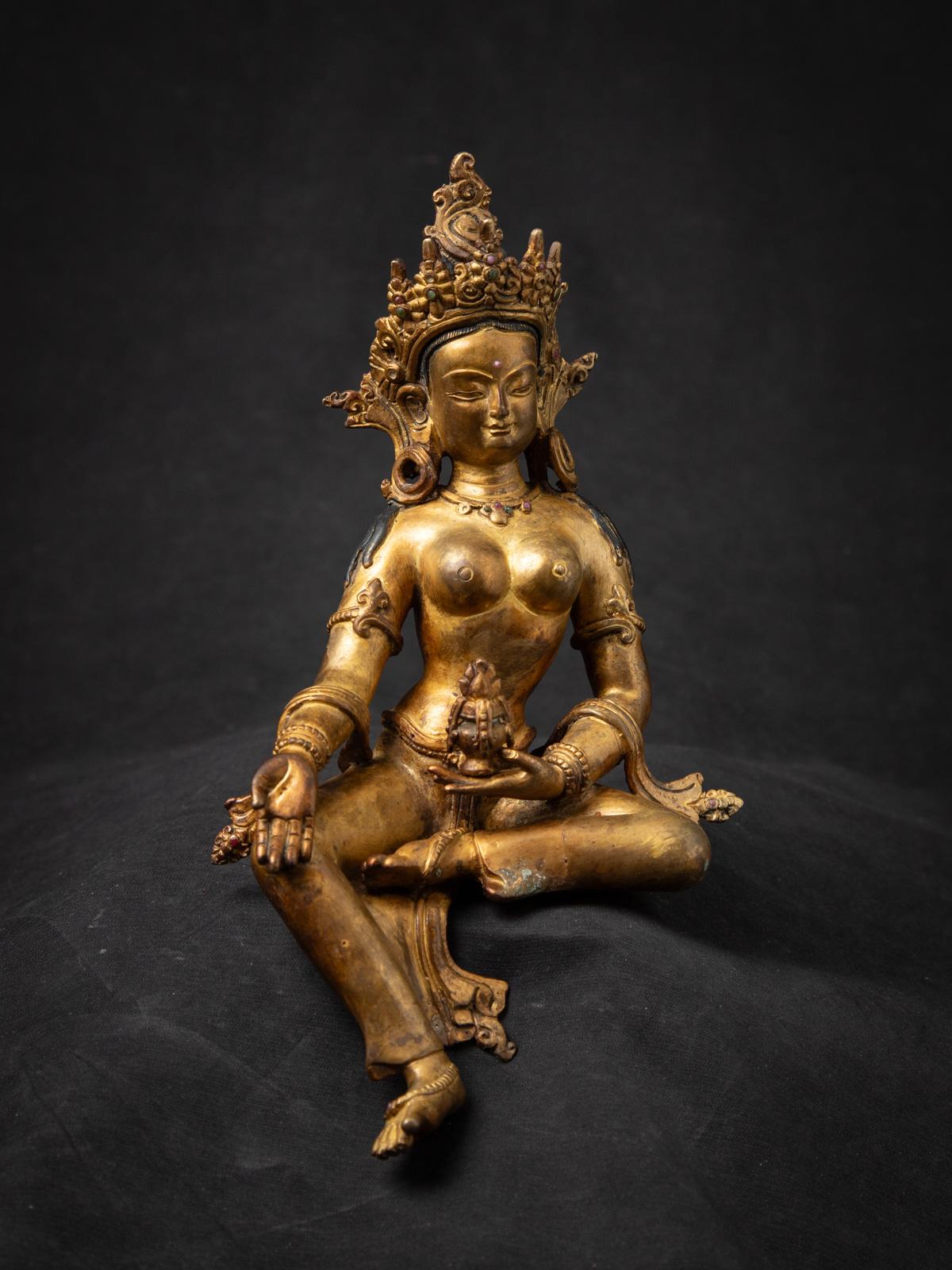 Bronze Milieu du 20e siècle Statue népalaise Basundhara en bronze ancien dans Varada Mudra en vente