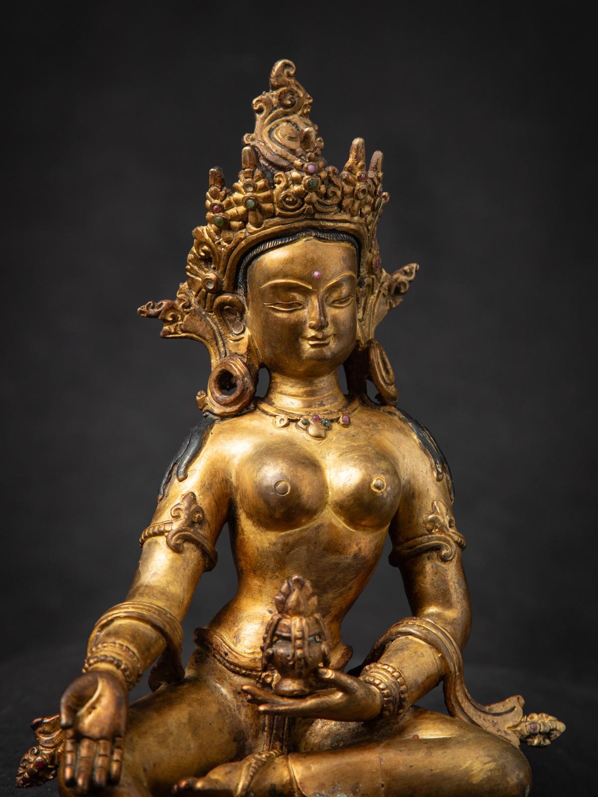 Milieu du 20e siècle Statue népalaise Basundhara en bronze ancien dans Varada Mudra en vente 1