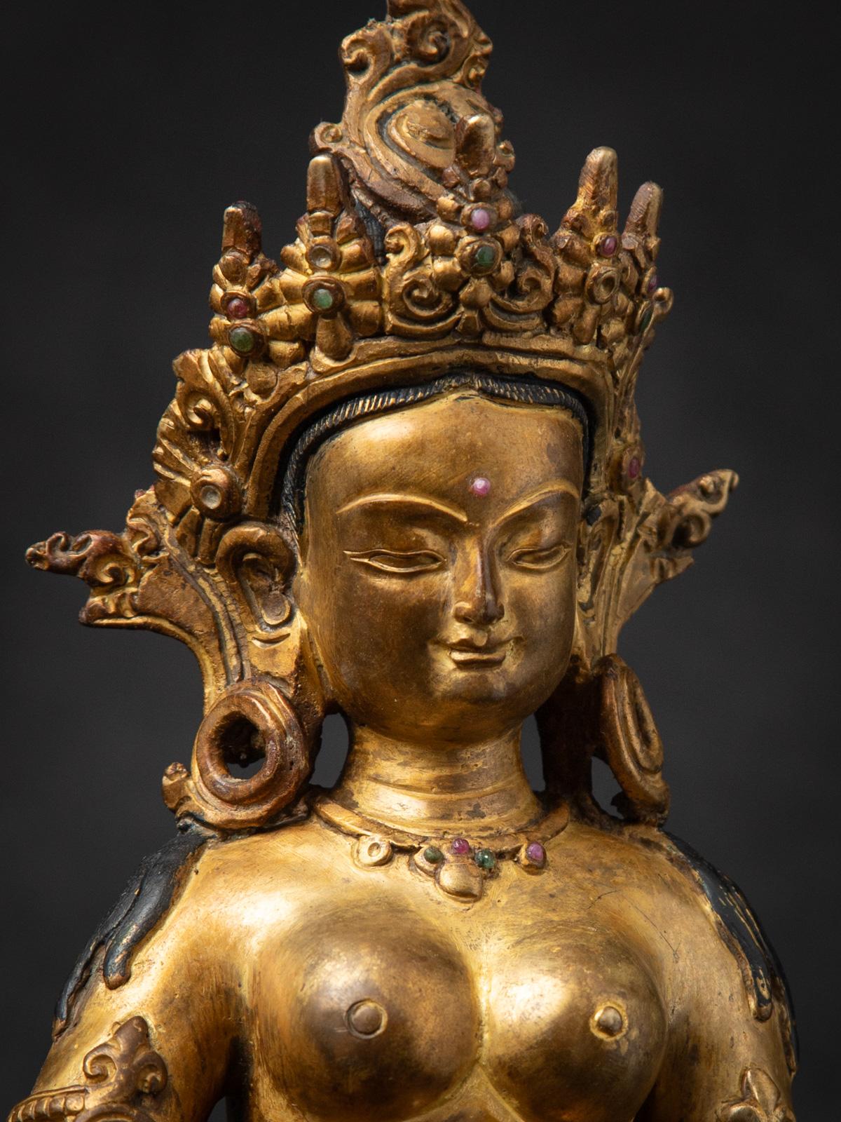 Milieu du 20e siècle Statue népalaise Basundhara en bronze ancien dans Varada Mudra en vente 2
