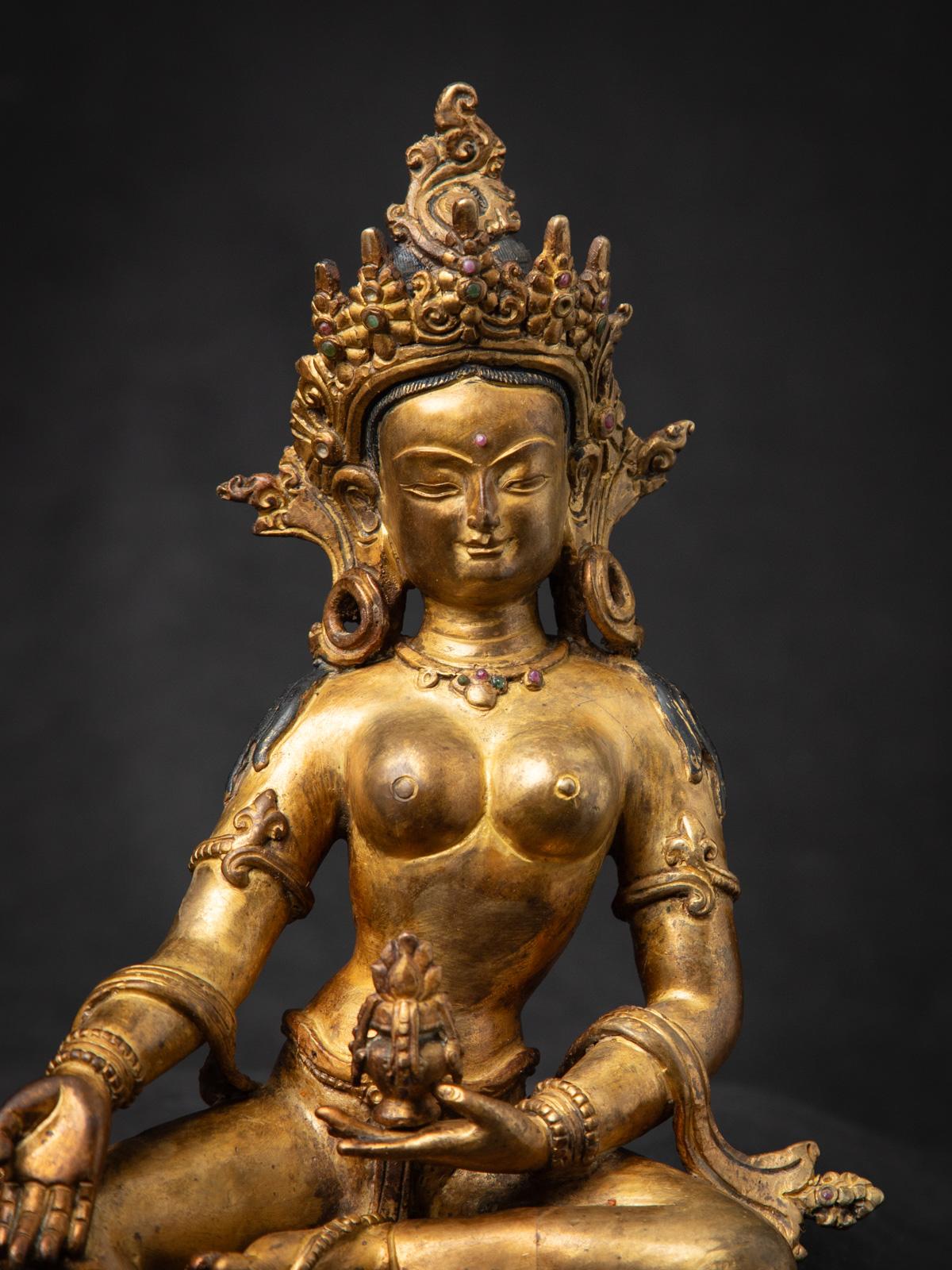Milieu du 20e siècle Statue népalaise Basundhara en bronze ancien dans Varada Mudra en vente 3