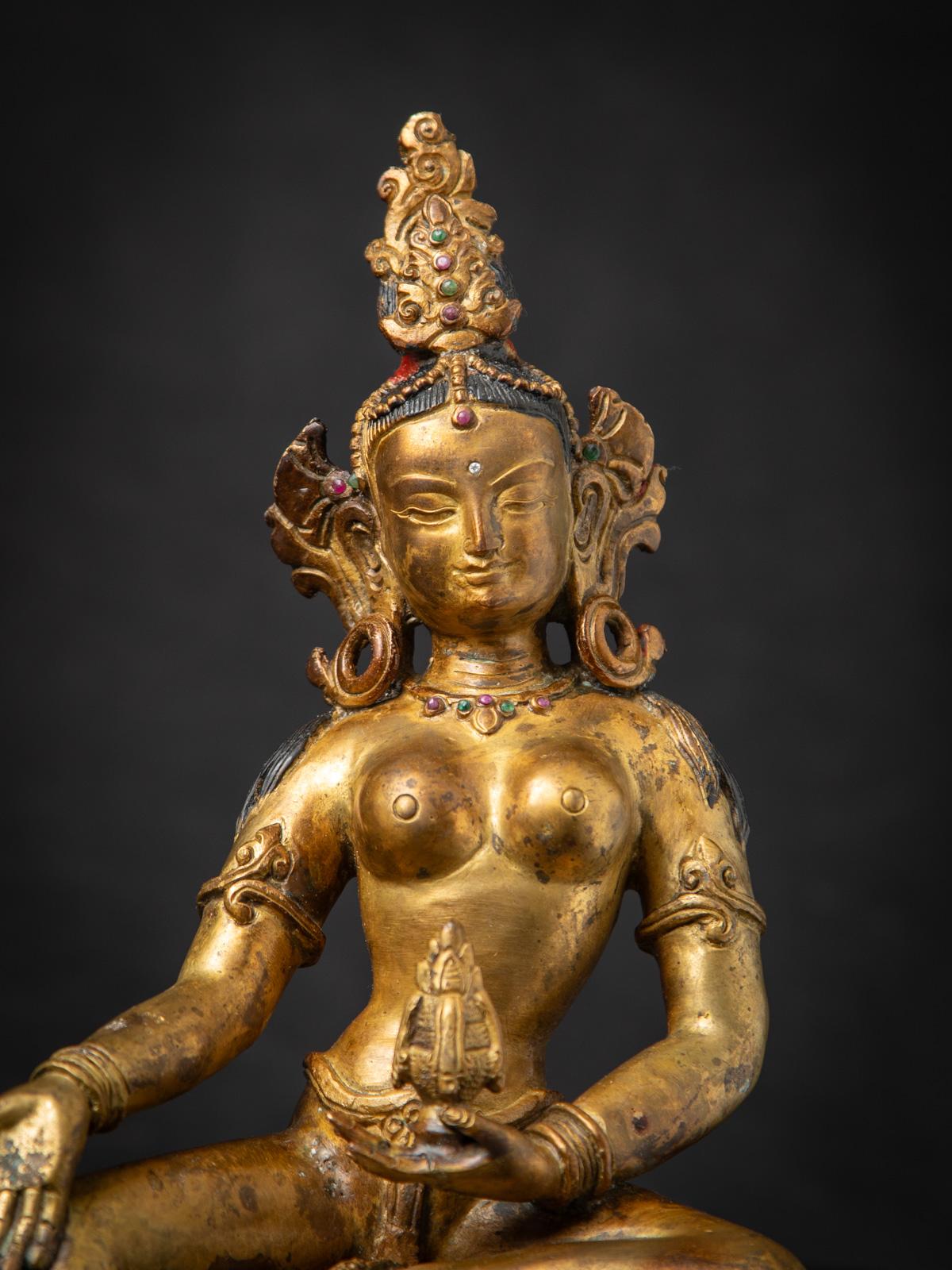 20ième siècle Milieu du 20e siècle Statue de bodhisattva en bronze du Népal en vente
