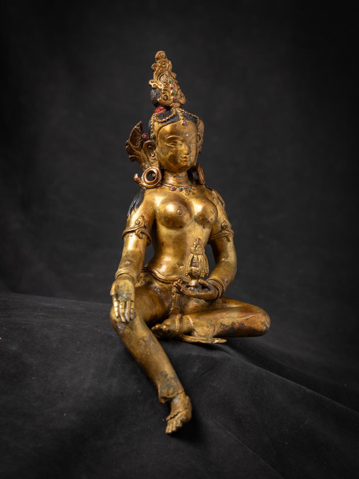 Milieu du 20e siècle Statue de bodhisattva en bronze du Népal en vente 1